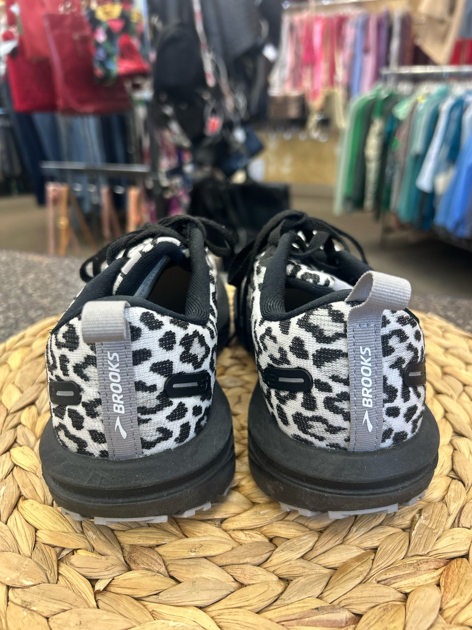 Pre-owned BROOKS White Black Animal Size 7.5 Designer Sneaker