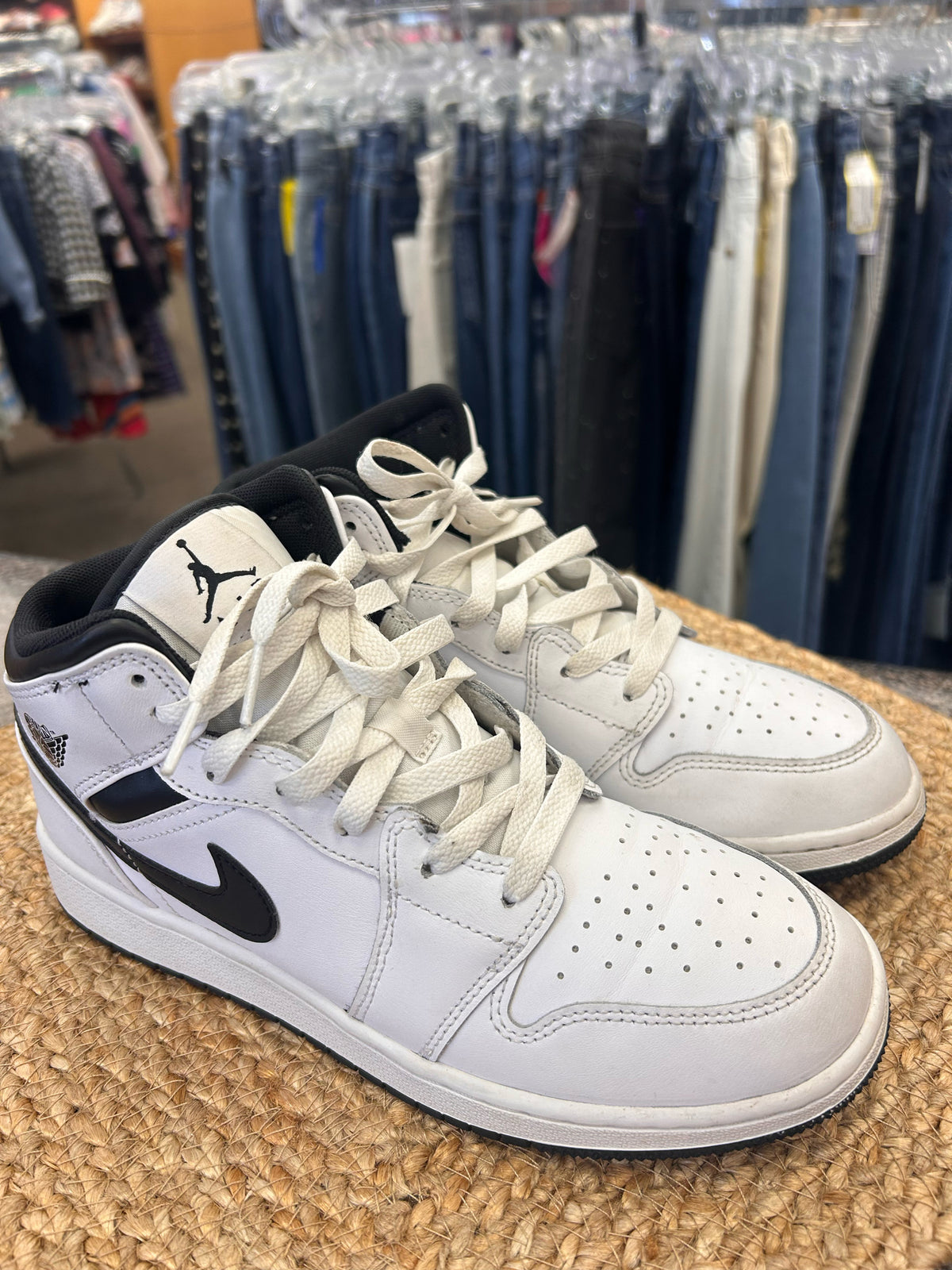 Pre-owned Nike Air Jordan White Black Trim C-SIZE 7 Boys Designer Sneaker