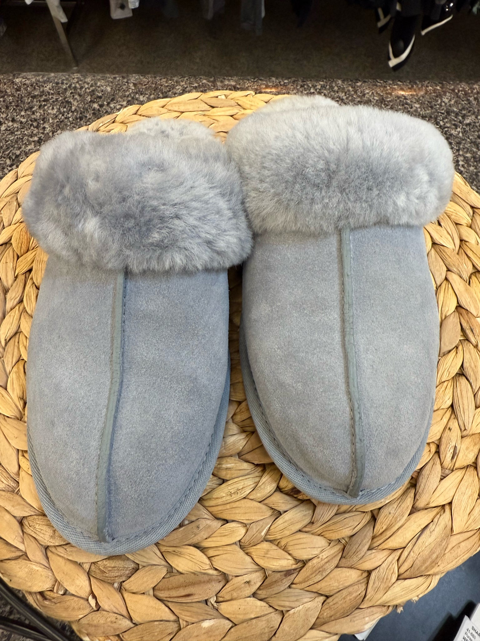 Pre-owned UGG Gray Size 8 Designer Slipper