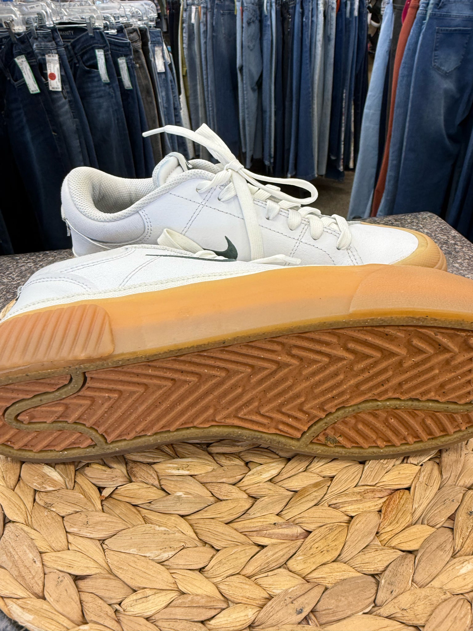 Pre-owned NIKE White Green Trim Size 8 Designer Sneaker