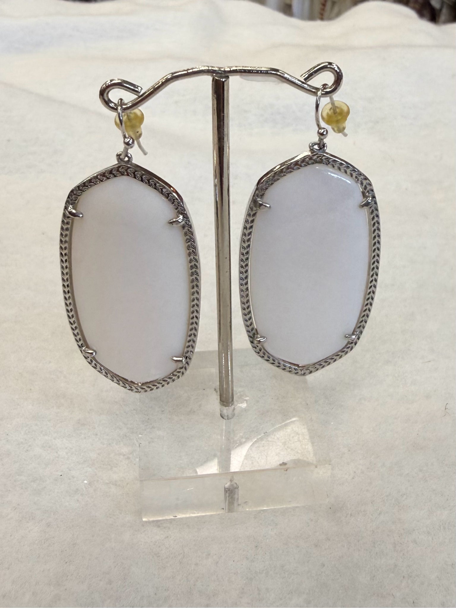 Pre-owned KENDRA SCOTT White Silver Trim Designer Earring