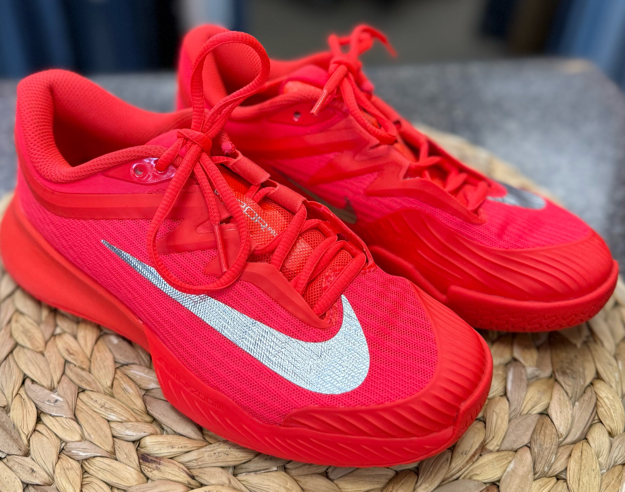 Pre-owned NIKE Coral Silver Size 7 Designer Sneaker