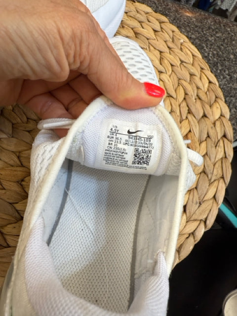 New NIKE White Shoe Size 4.5 GIRLS Designer Sneaker
