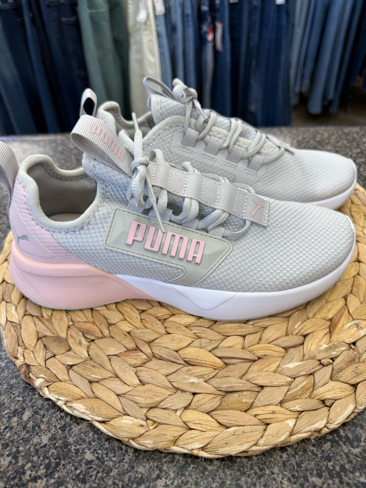 Pre-owned PUMA Light gray Pale Pink Trim Size 7 Sneaker