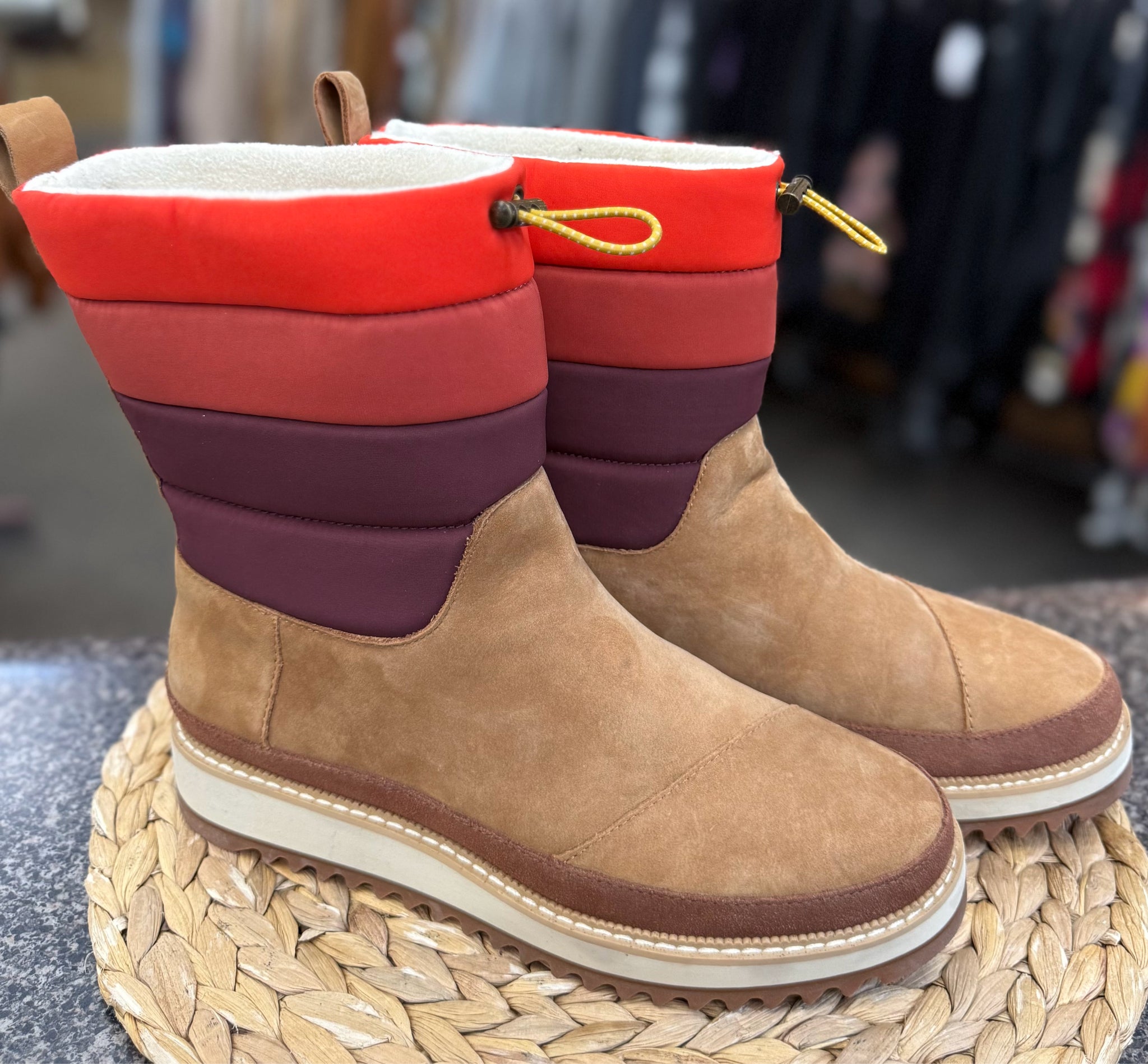 Pre-owned TOMS Brown Red Size 7.5 Boot