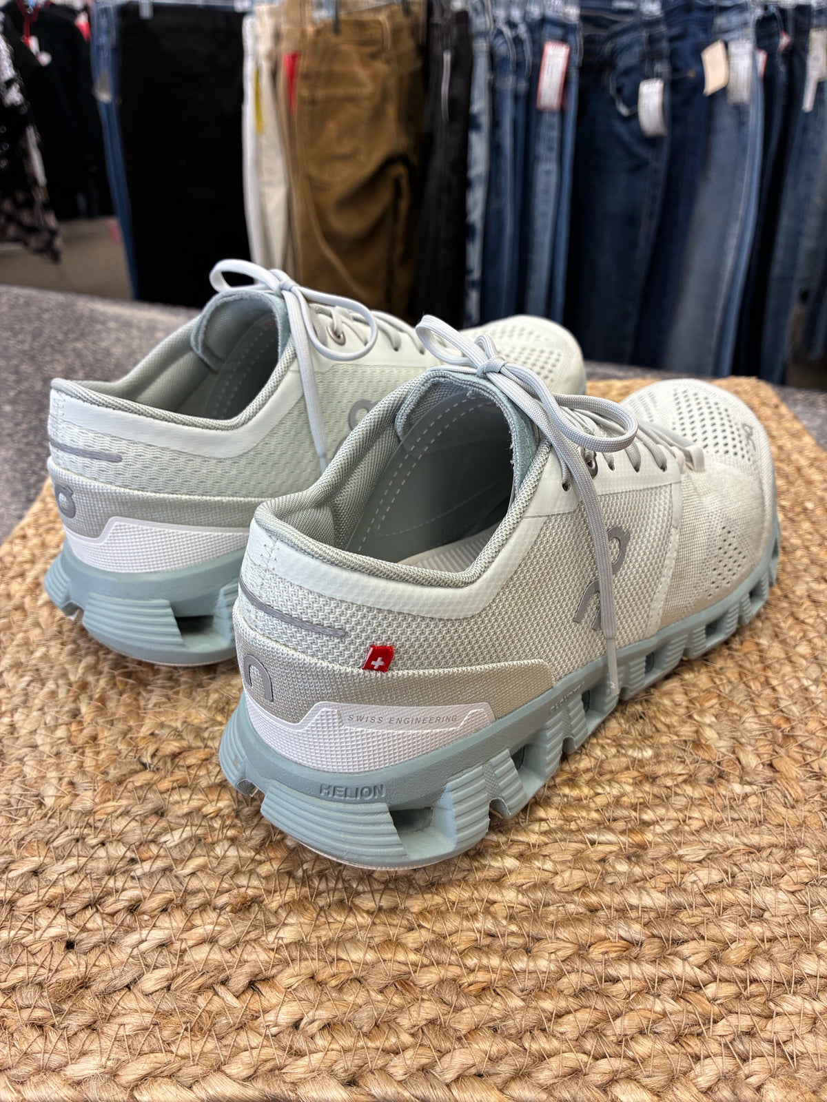 Pre-owned On Cloud Gray Teal trim Size 7 Designer Sneaker