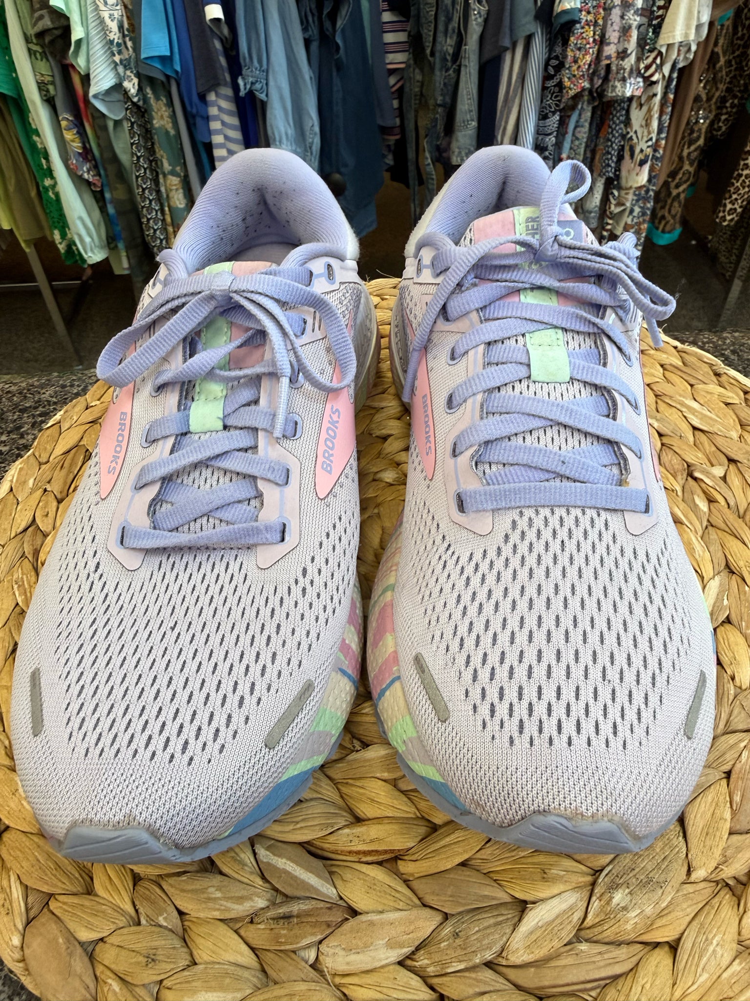 Pre-owned BROOKS Purple Pastel Trim Size 9 Designer Sneaker