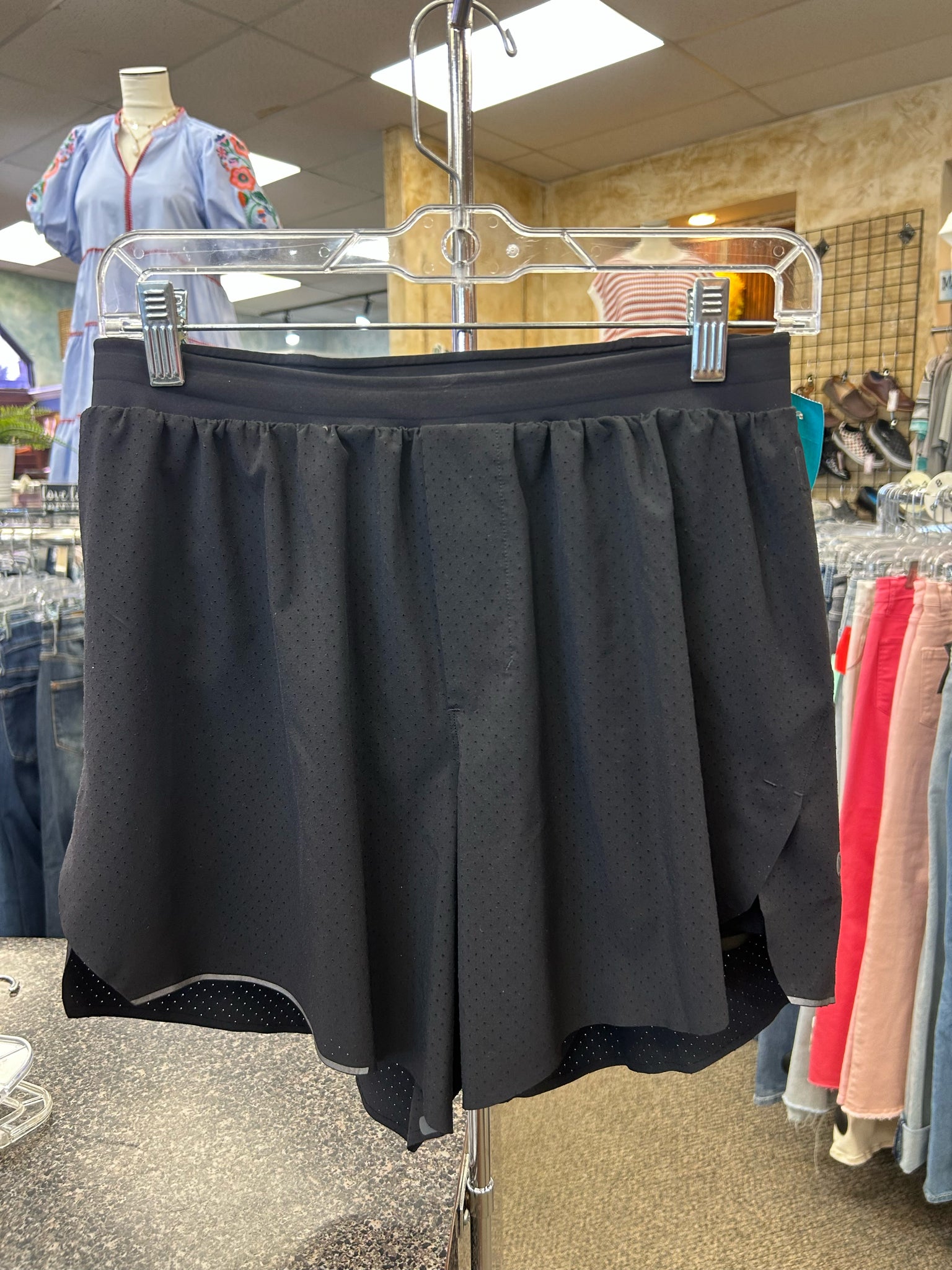 Pre-owned Lululemon Black Size 8 Designer Shorts