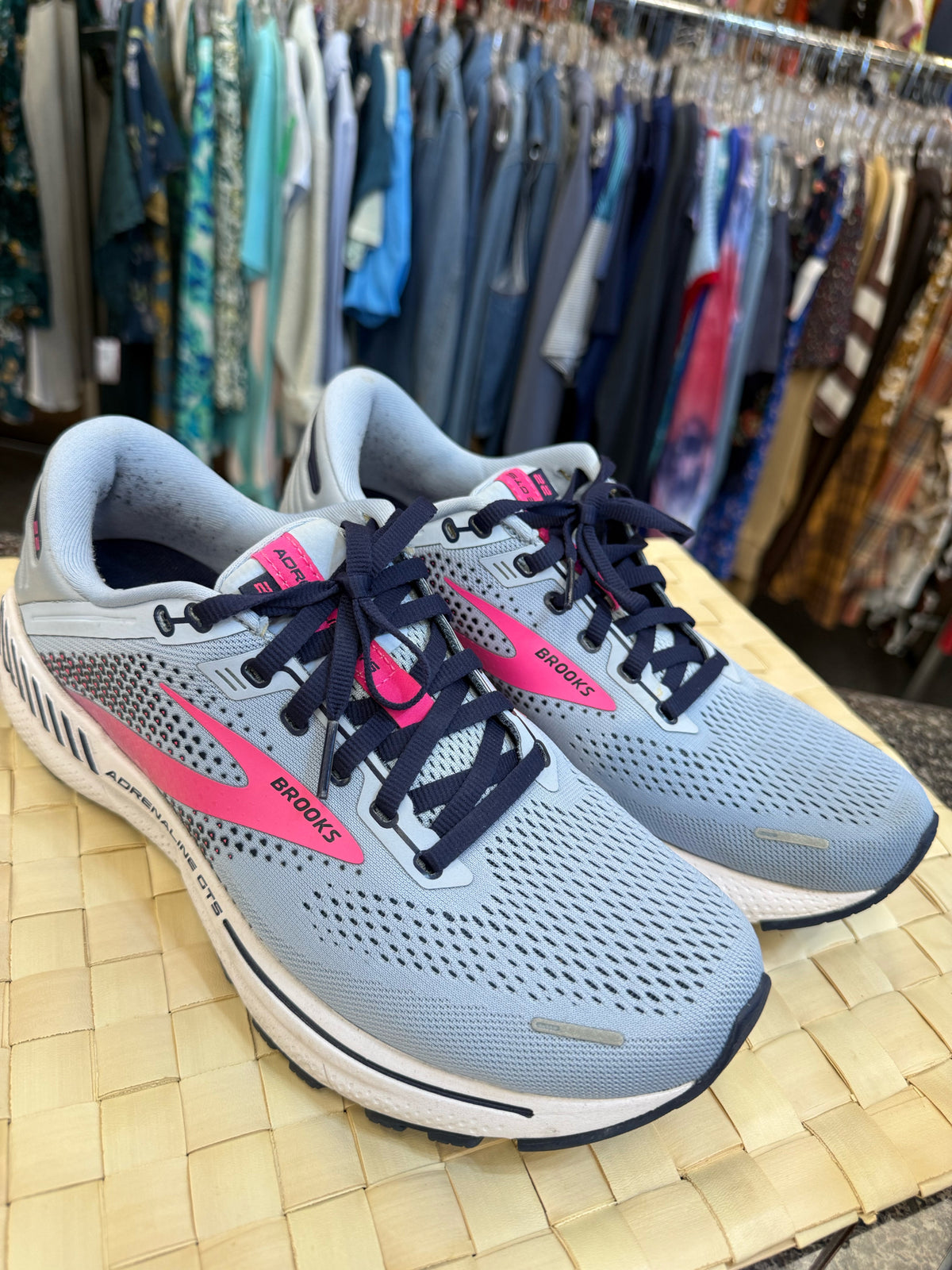 Pre-owned BROOKS Light blue Pink Trim Size 9.5 Designer Sneaker
