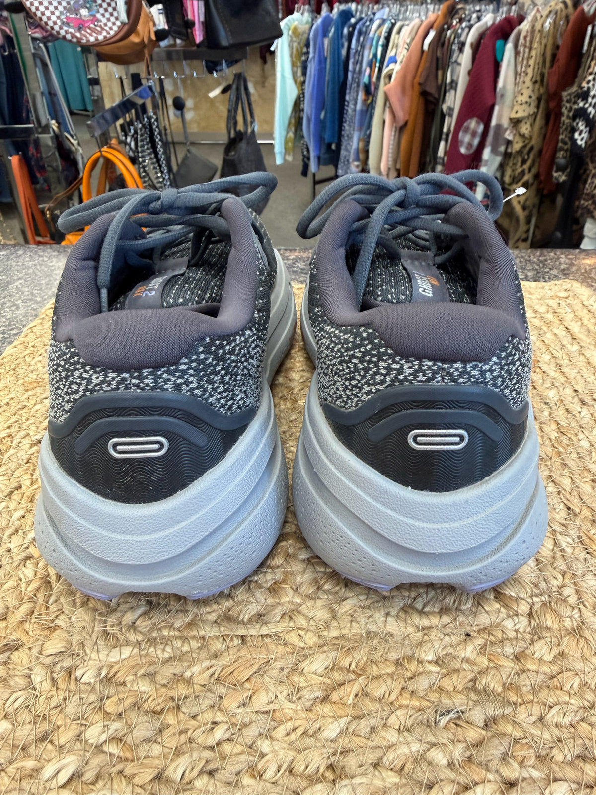 Pre-owned BROOKS Dark gray Purple Trim Size 7 Designer Sneaker