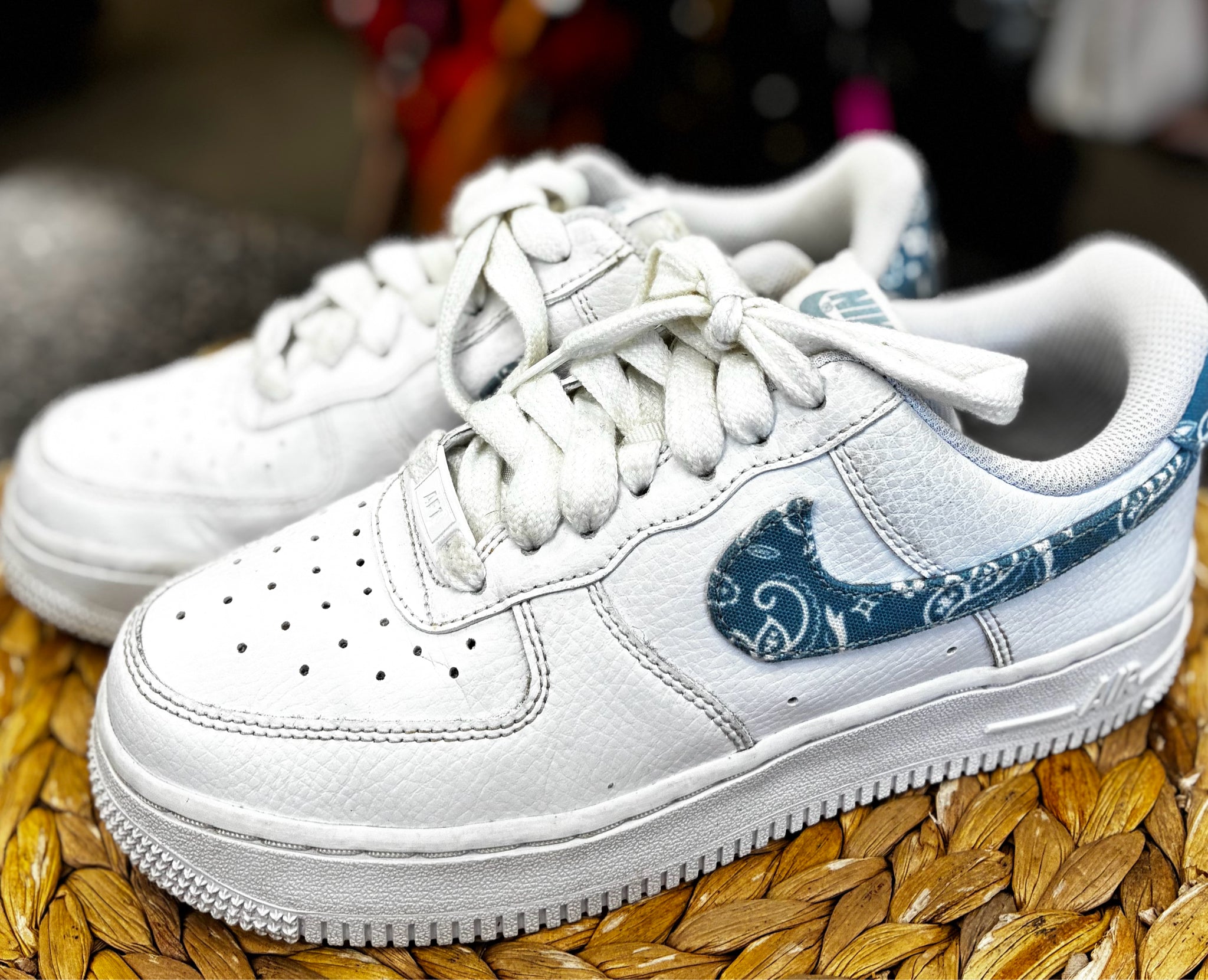 Pre-owned NIKE White Blue Trim Size 6 Designer Sneaker