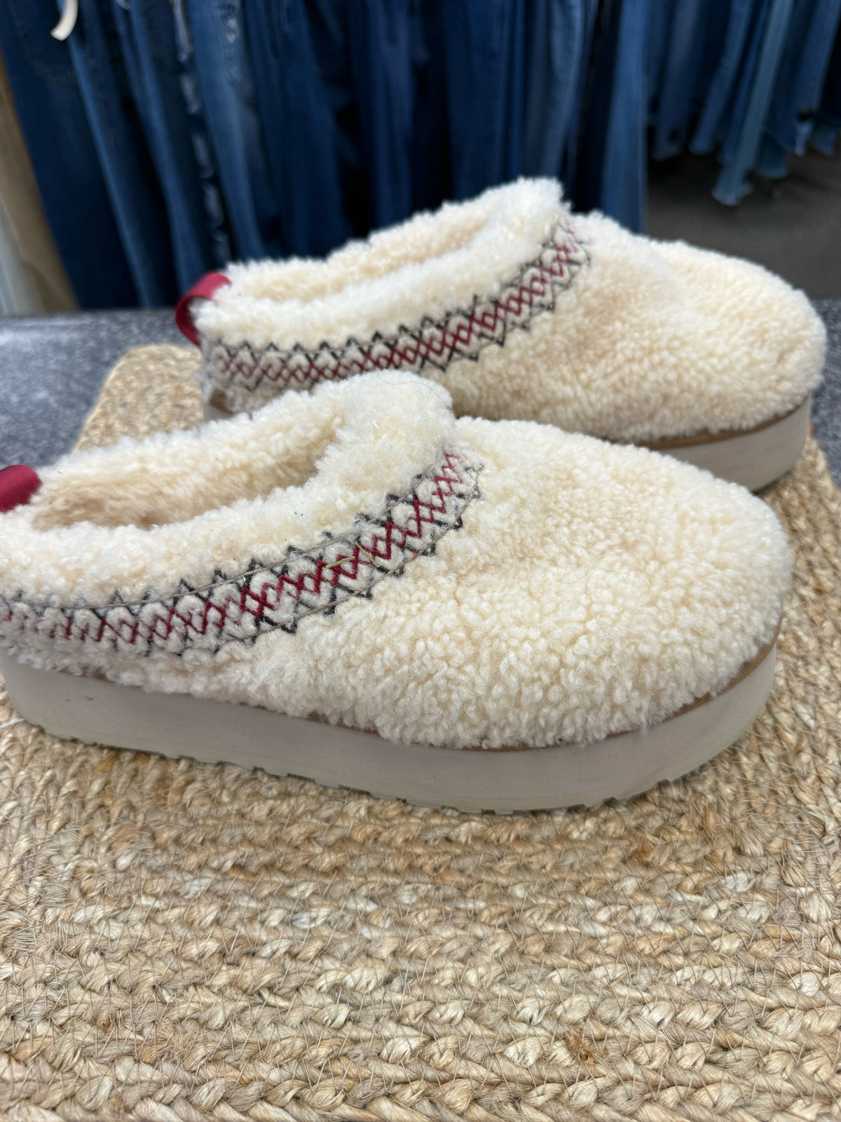 Pre-owned UGG Cream Red Trim Size 8 Designer Shoe