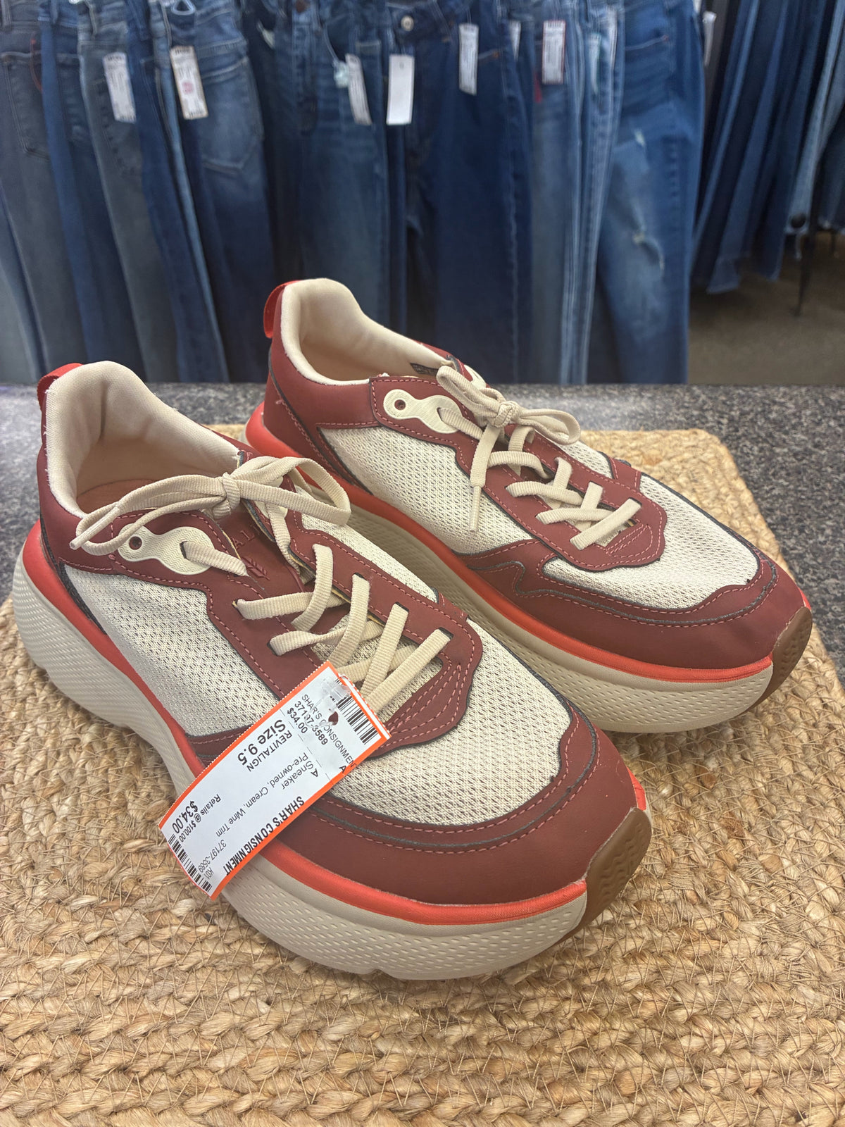 Pre-owned REVITALIGN Cream Wine Trim Size 9.5 Sneaker