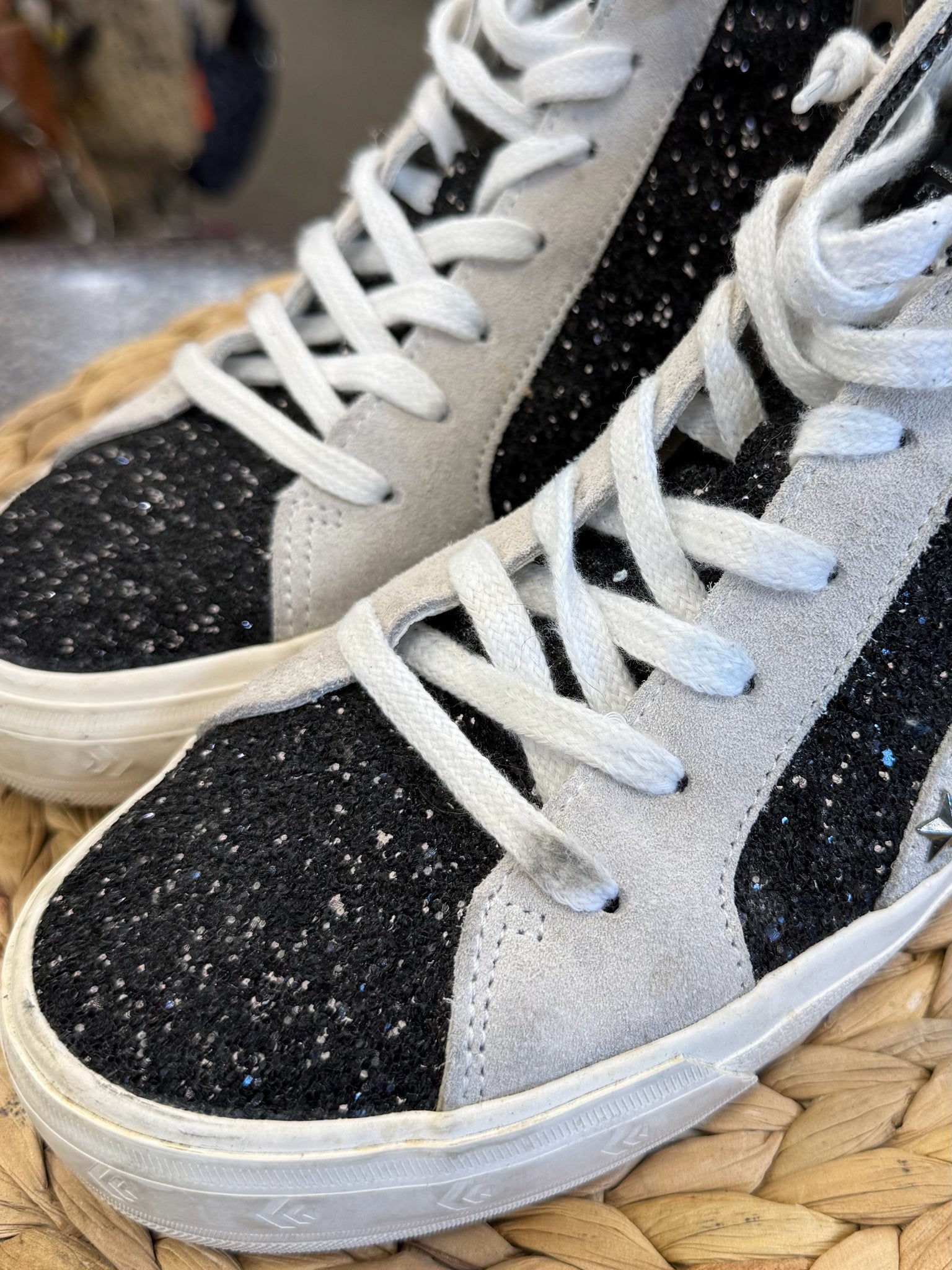 Pre-owned VINTAGE HAVANA Gray Trim Black Sparkle Size 10 Sneaker