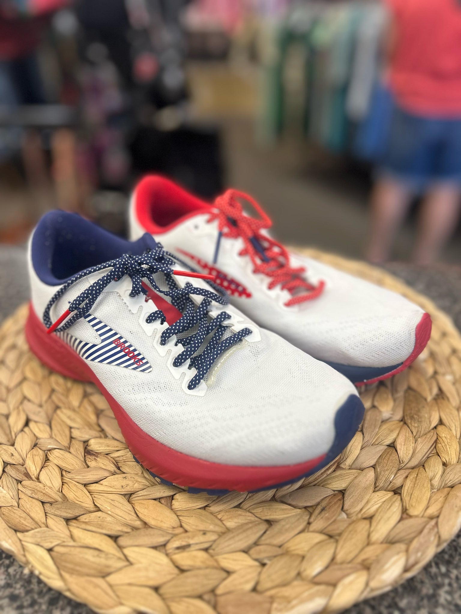 Pre-owned BROOKS White Red Trim Size 7.5 Designer Sneaker