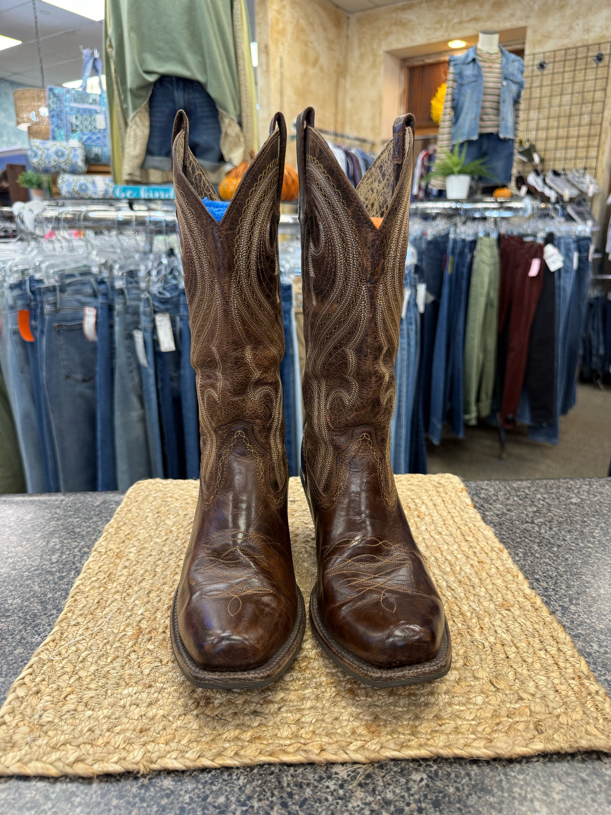 Pre-owned ARIAT Dark brown Tan Trim Size 8 Designer Boot