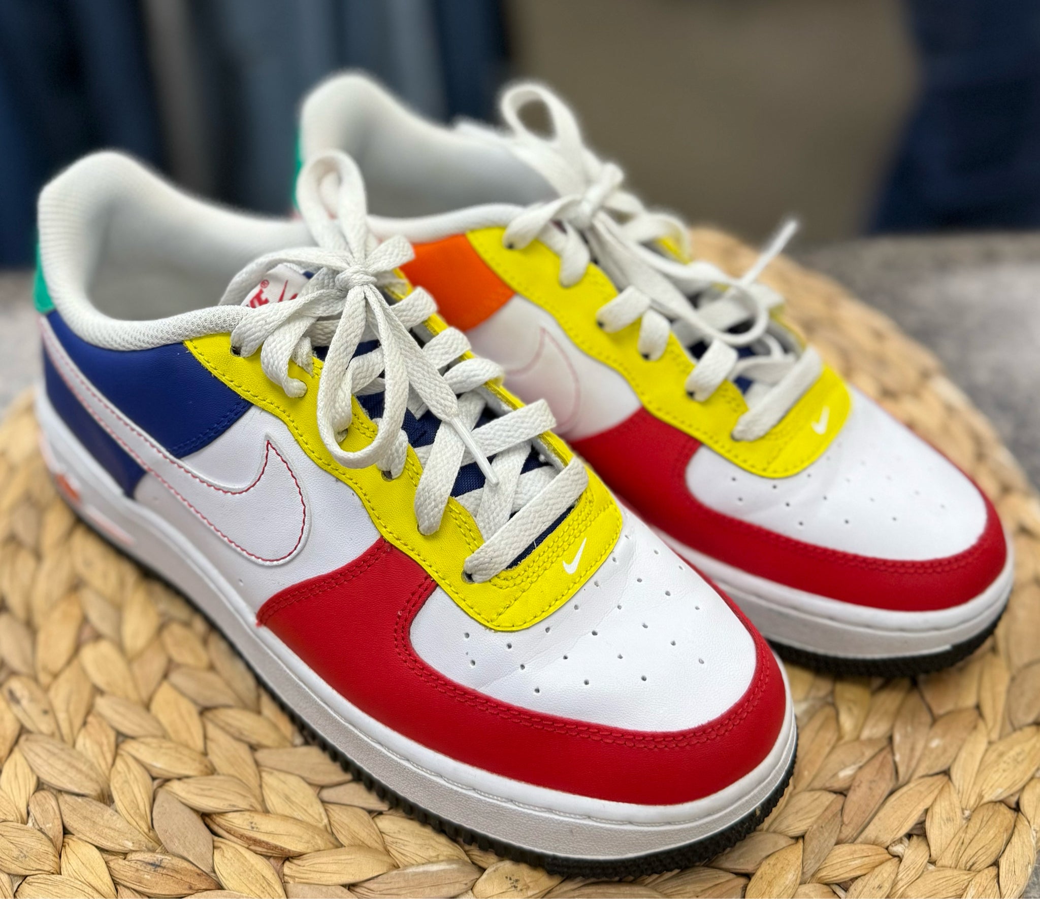 Pre-owned NIKE White Red Trim C-SIZE 6 Boys Designer Sneaker