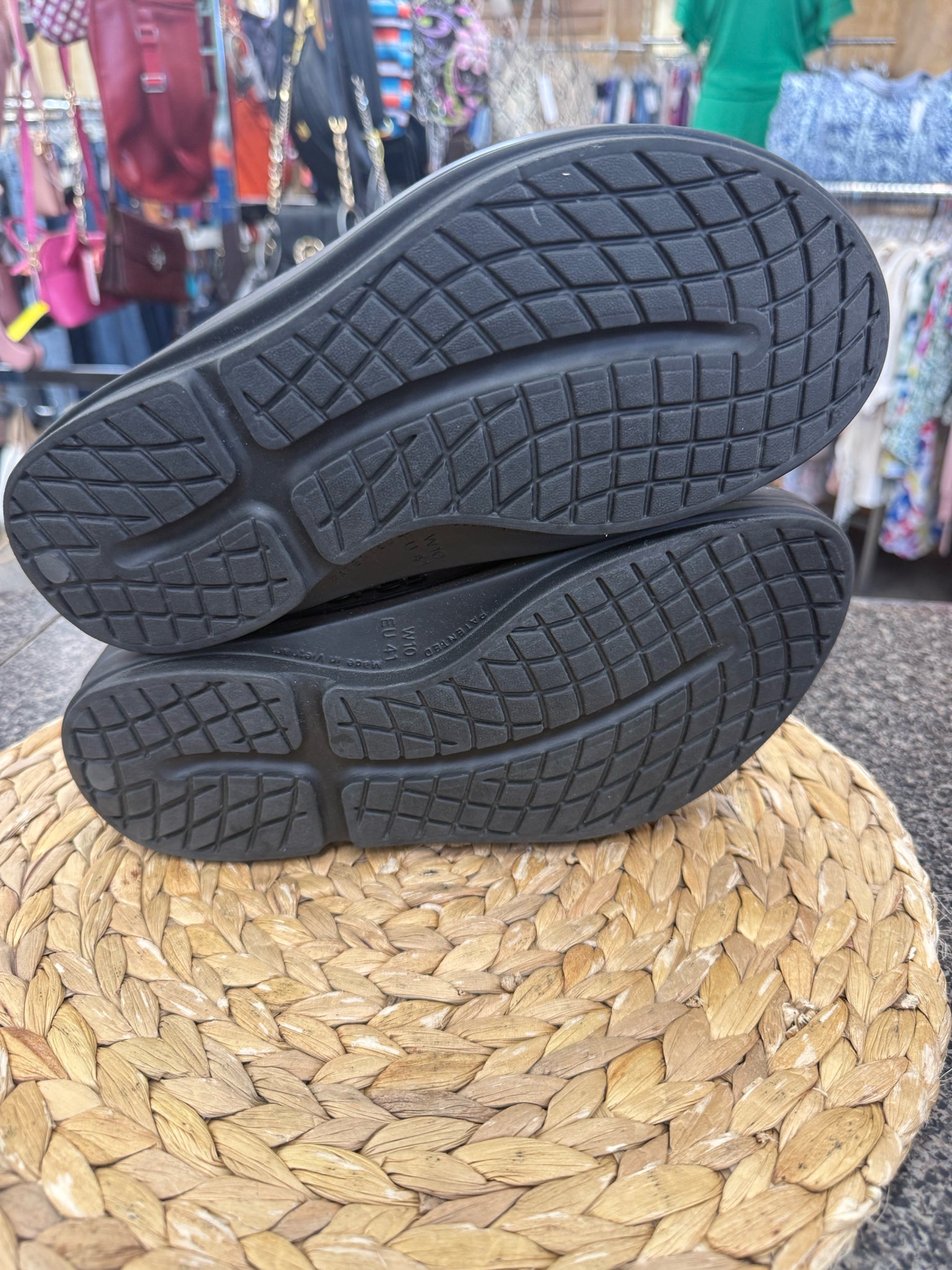 Pre-owned OOFOS Blue blend Navy Blend Size 10 Flip Flop