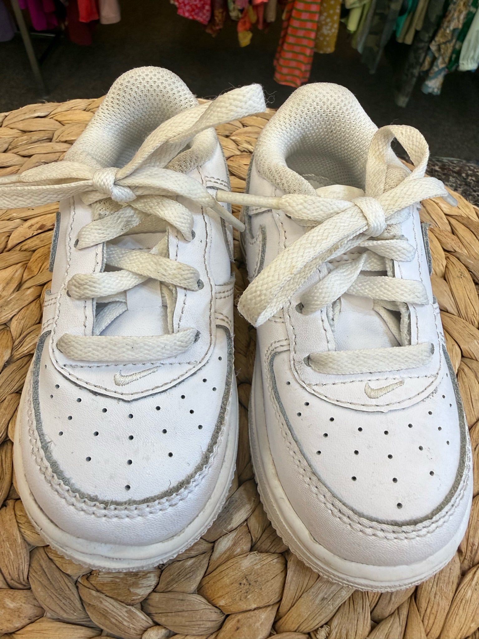 Pre-owned NIKE White Shoe Size 6 Girls Sneaker
