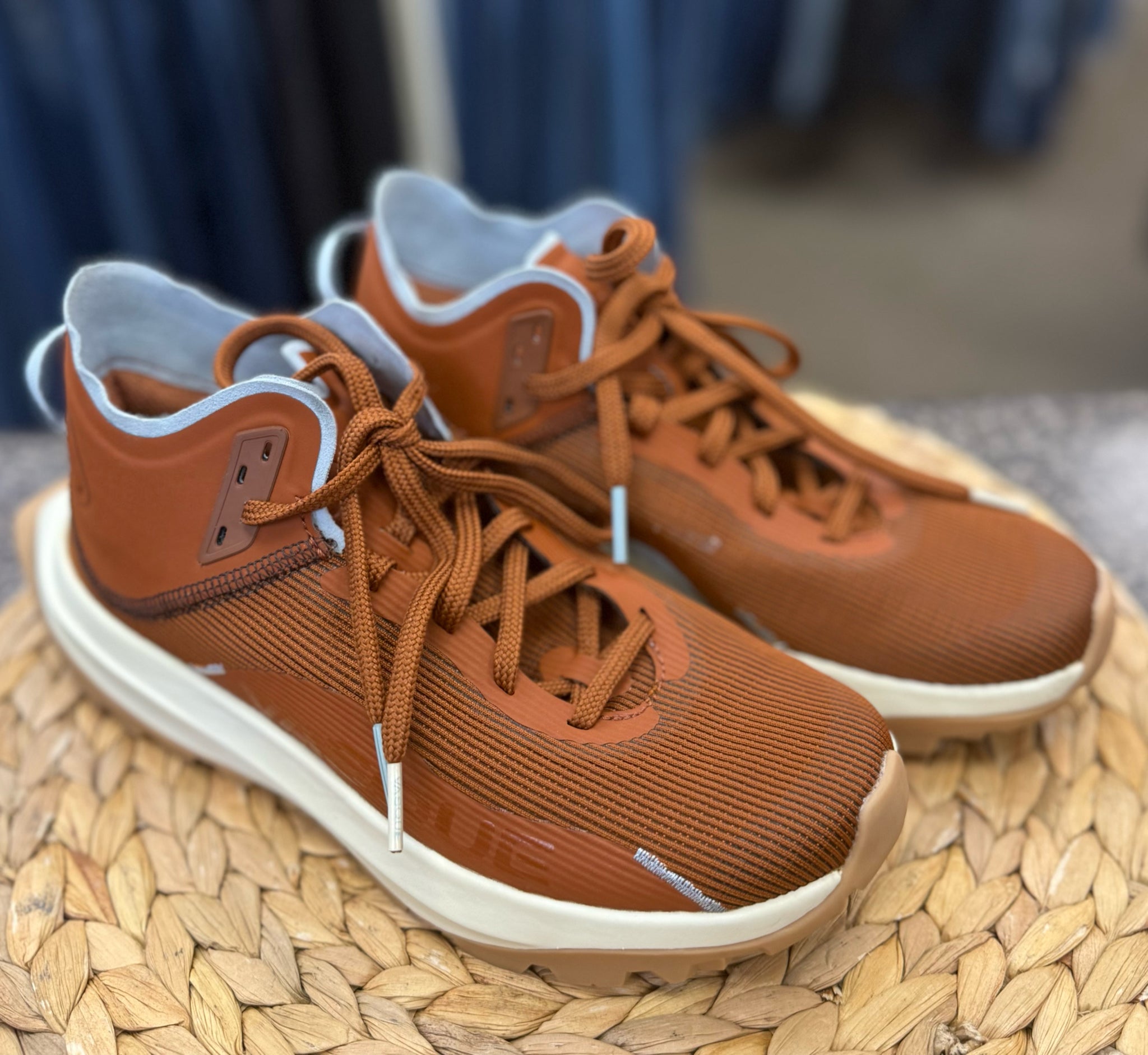 Pre-owned VASQUE Burnt orange Light Blue Trim Size 6.5 Sneaker