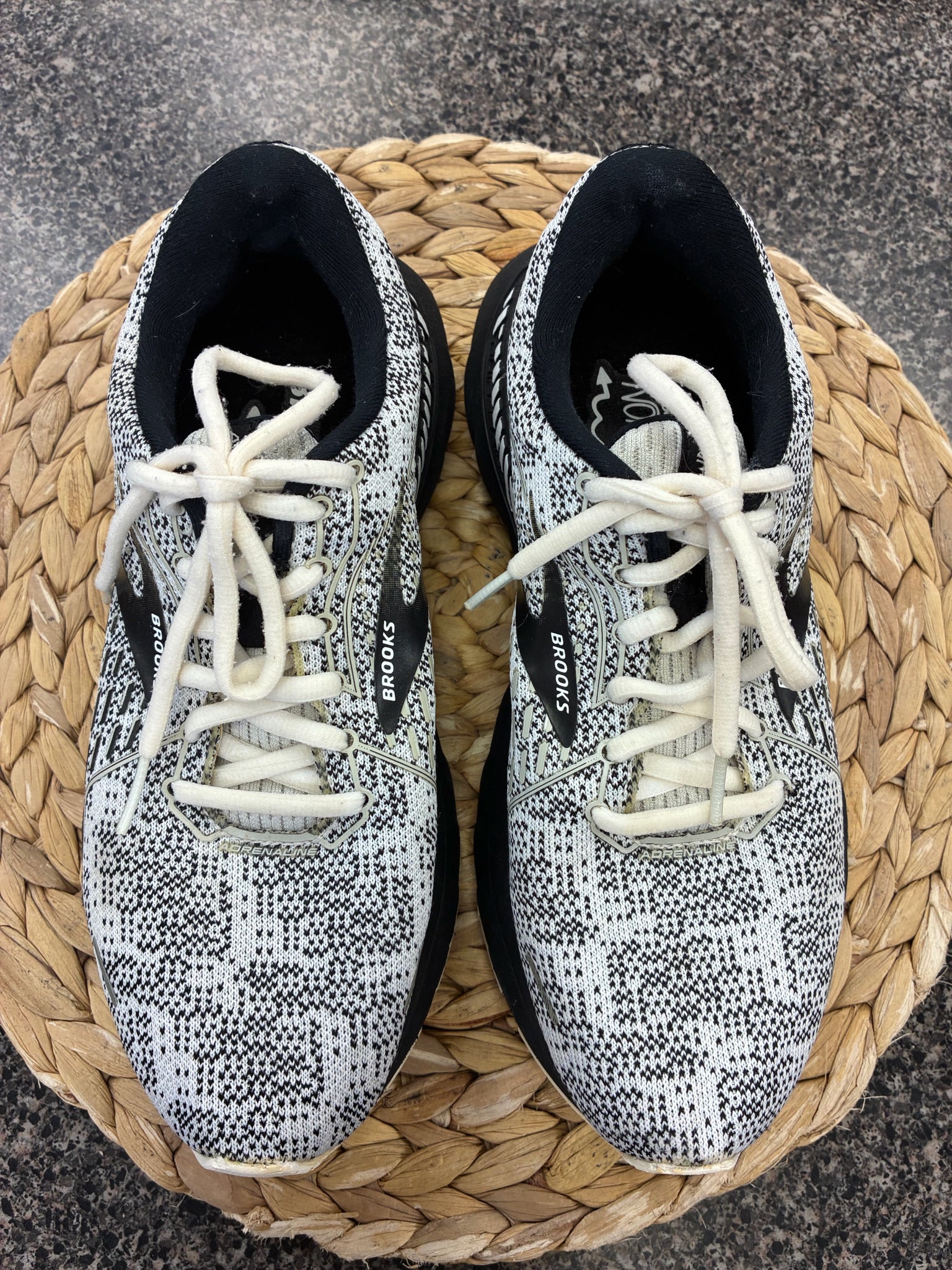 Pre-owned BROOKS White Black Trim Size 8 Designer Sneaker