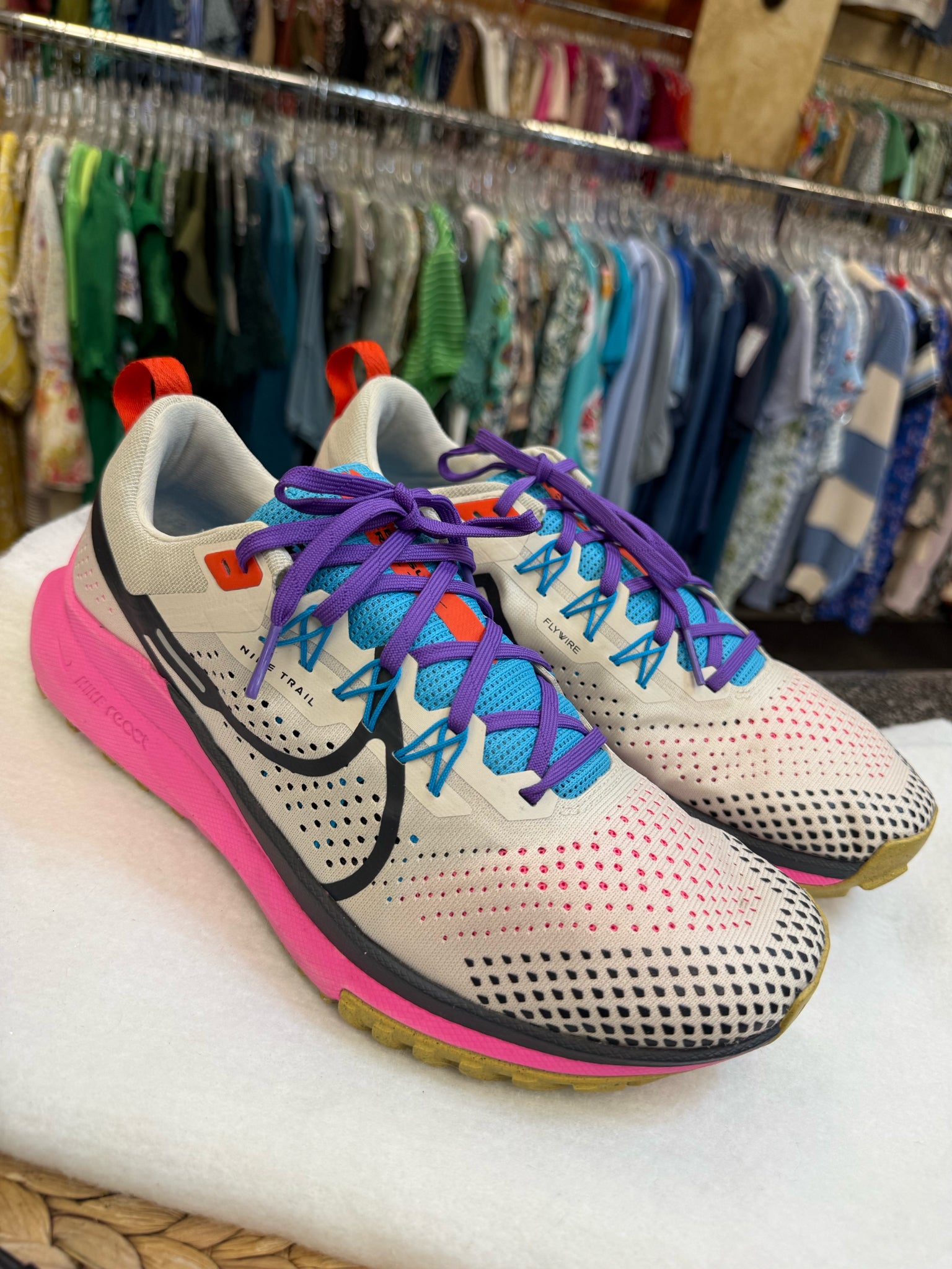 Pre-owned NIKE Cream Pink Trim Size 11 Designer Sneaker