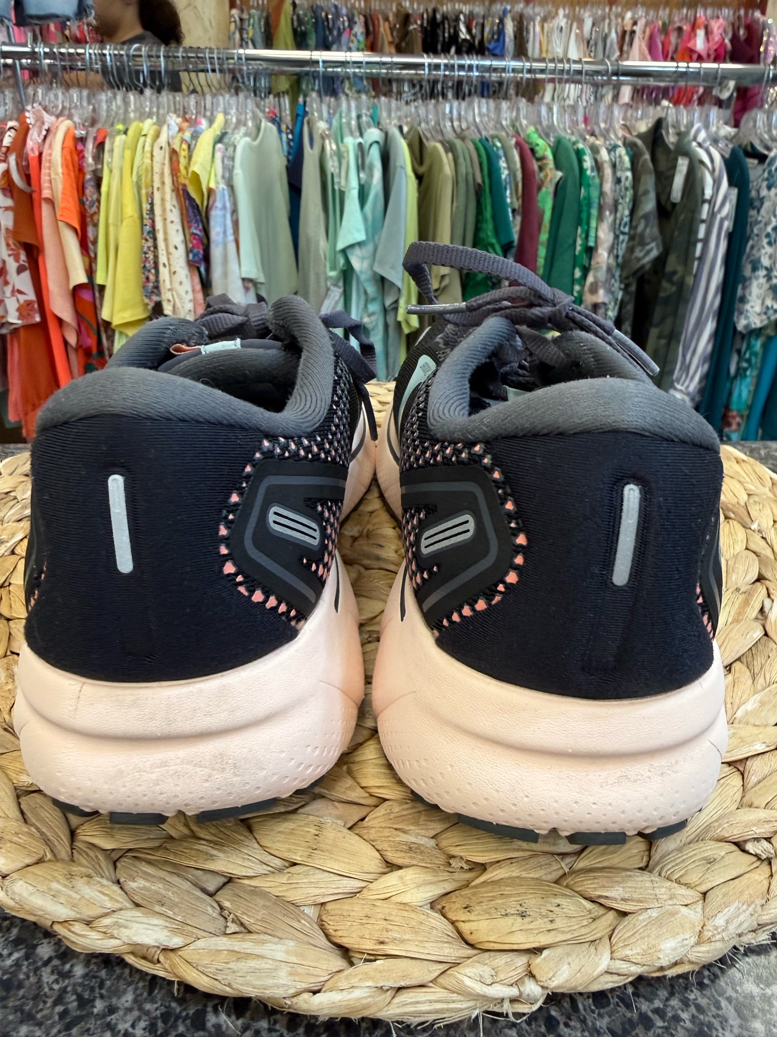 Pre-owned BROOKS Black Mint Trim Size 8 Designer Sneaker