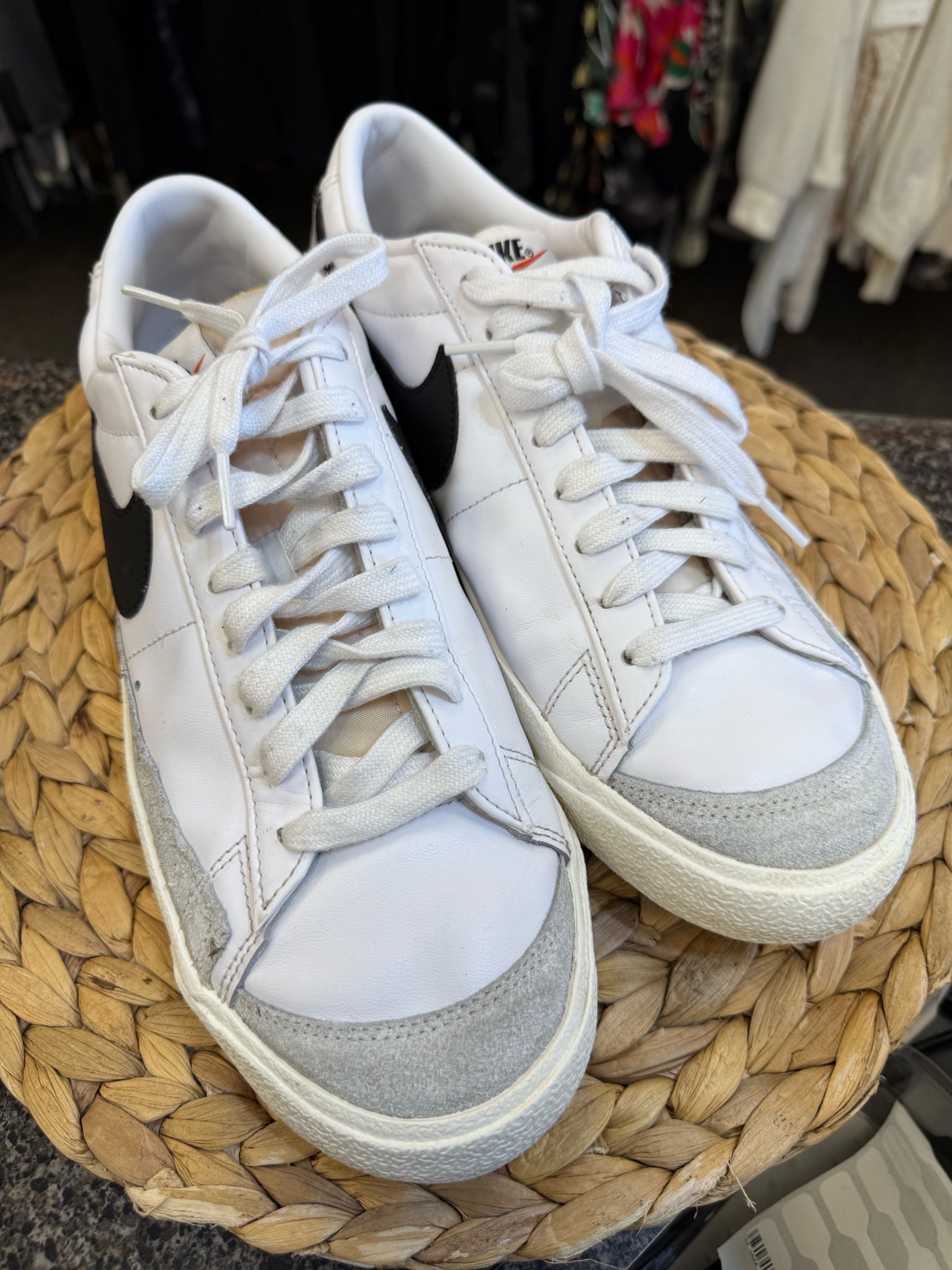 Pre-owned NIKE White Black SHOE SIZE 10.5 MENS Designer Sneaker