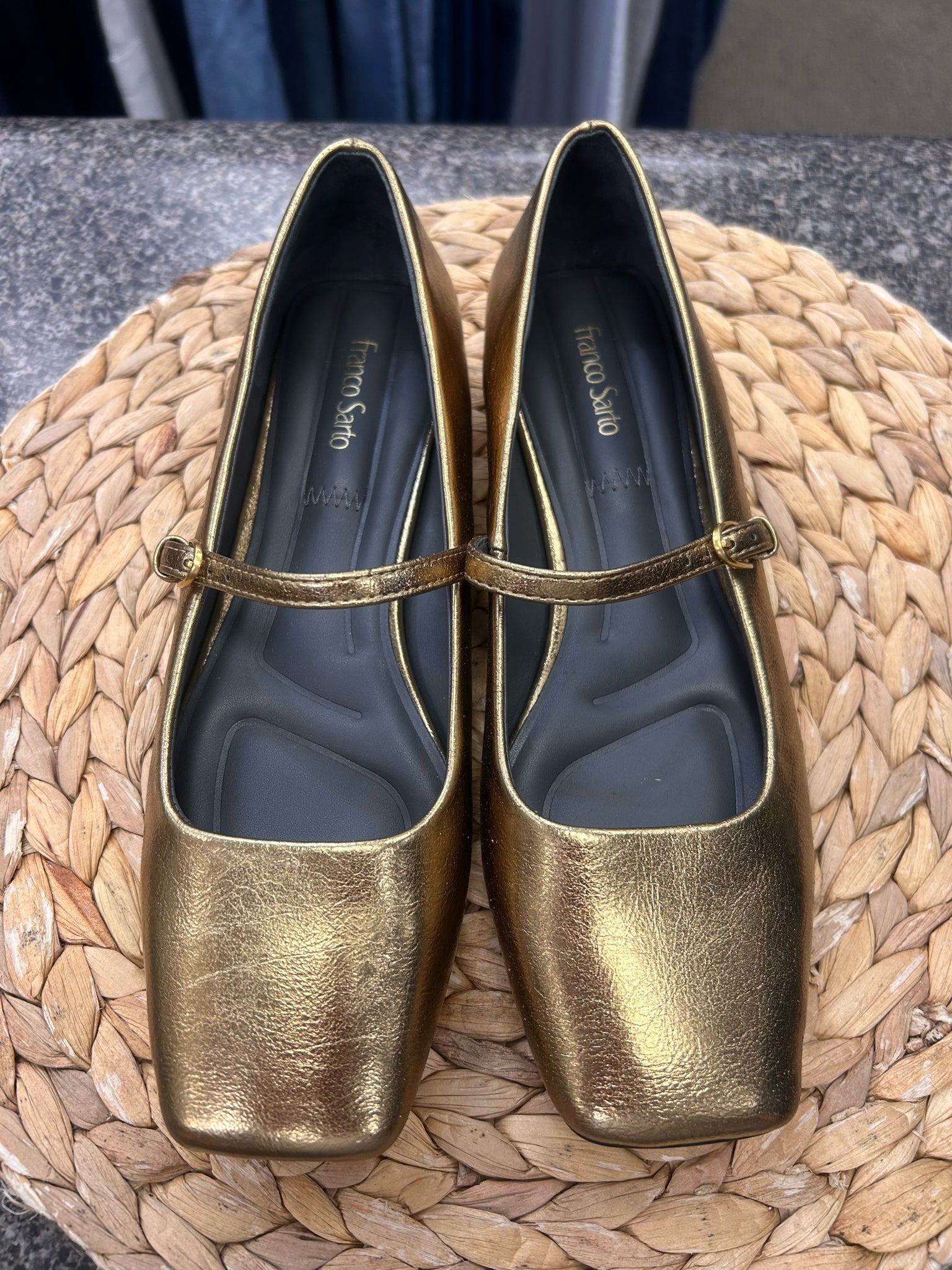 Pre-owned FRANCO SARTO Gold shimmer Size 7 Designer Sandal