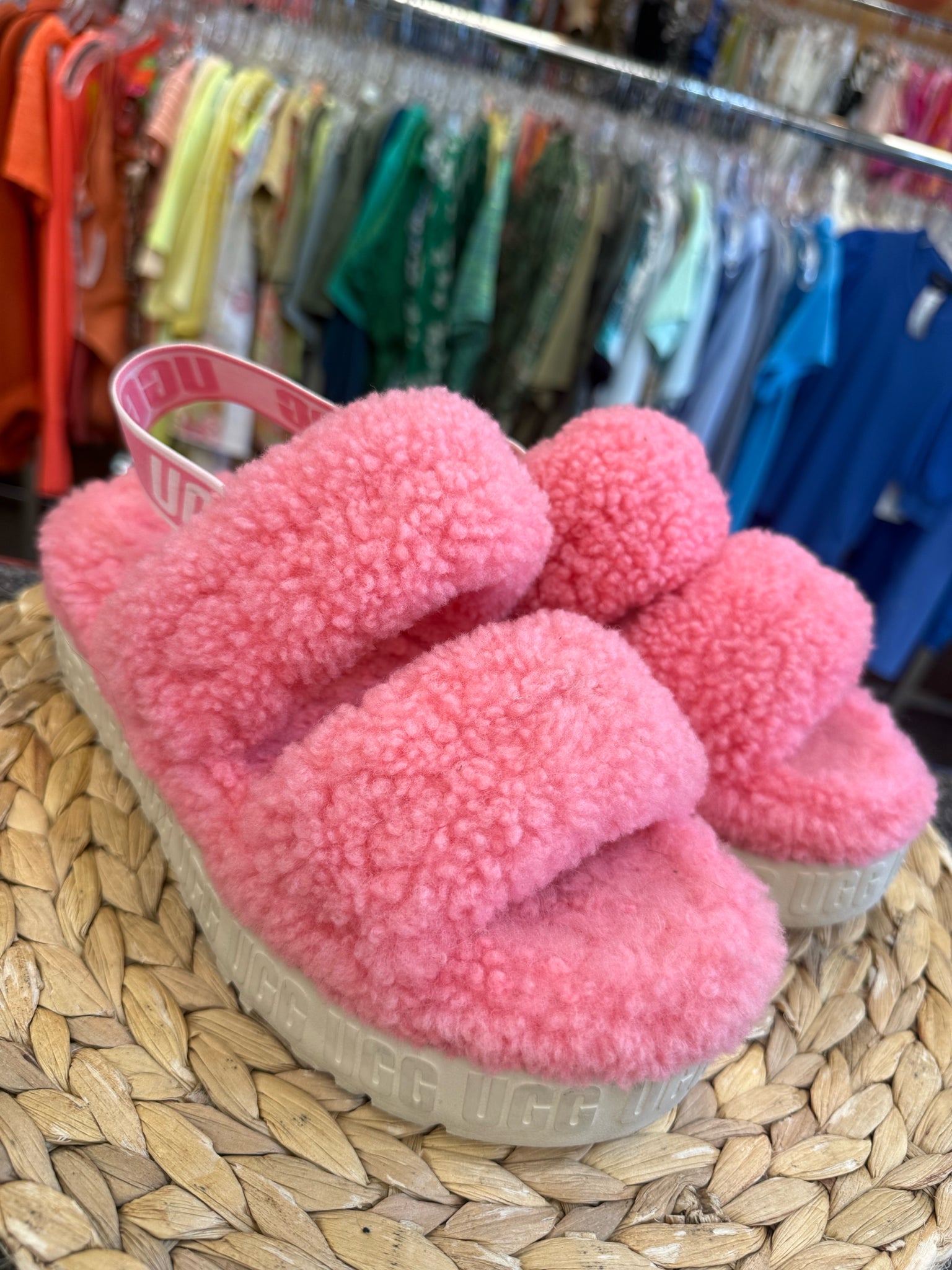 Pre-owned UGG Pink Size 7 Designer Slipper