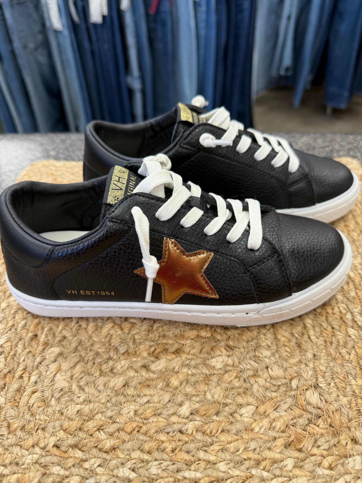 Pre-owned VINTAGE HAVANA Black Gold Trim Size 6 Sneaker
