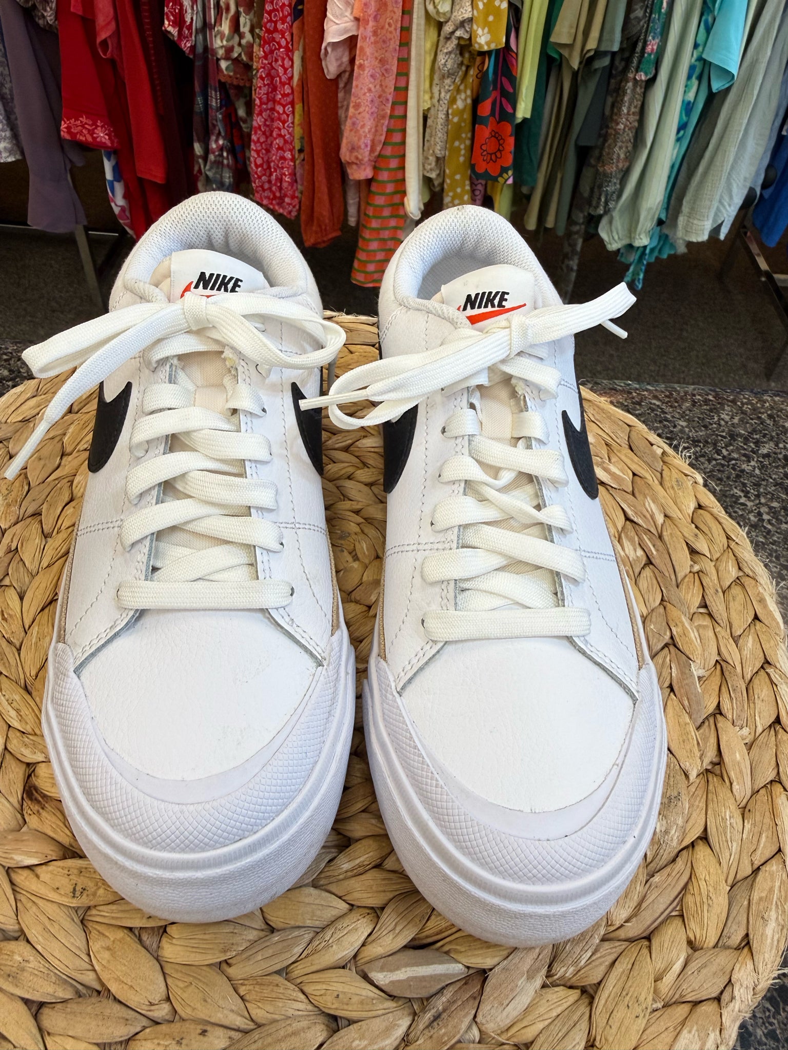 Pre-owned NIKE White Black Trim Size 7.5 Sneaker