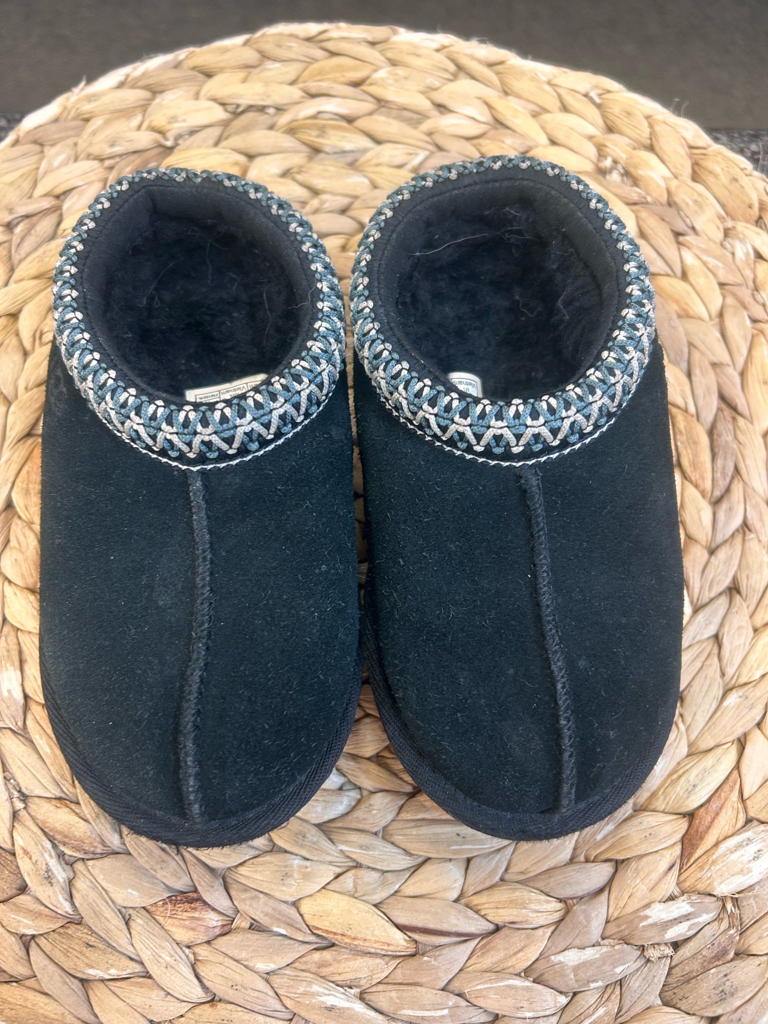 Pre-owned UGG Black Teal trim Shoe Size 9 Girls Shoe