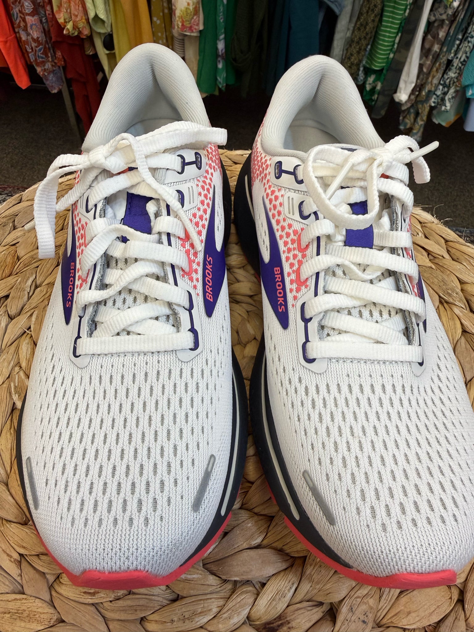 New  Without Tag BROOKS White Purple Trim Size 6 Designer Sneaker