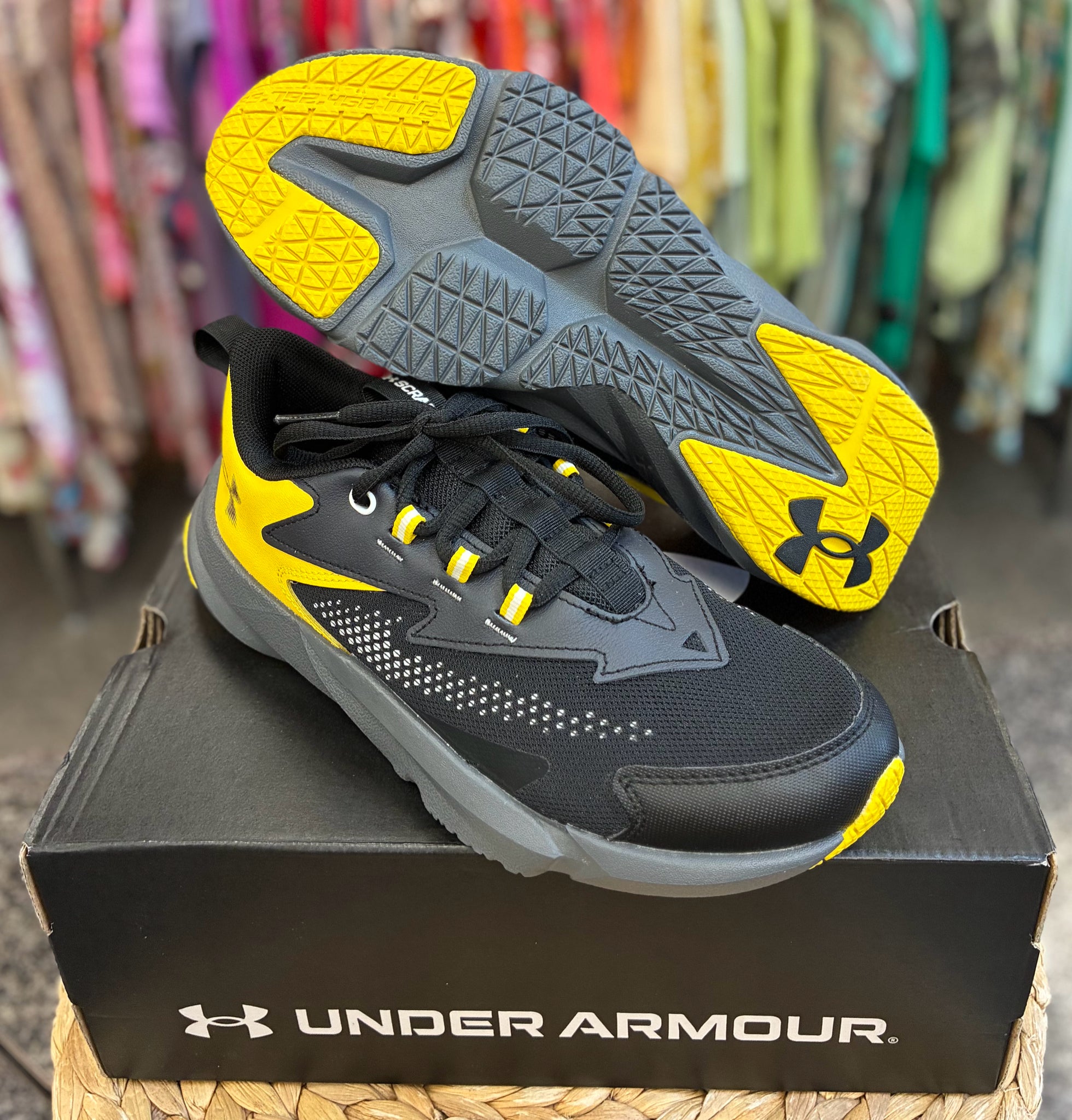 New with Tag UNDER ARMOUR Black Yellow Trim C-SIZE 5.5 Boys Sneaker