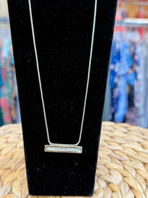 Pre-owned KENDRA SCOTT Gold Iridescent Designer Necklace