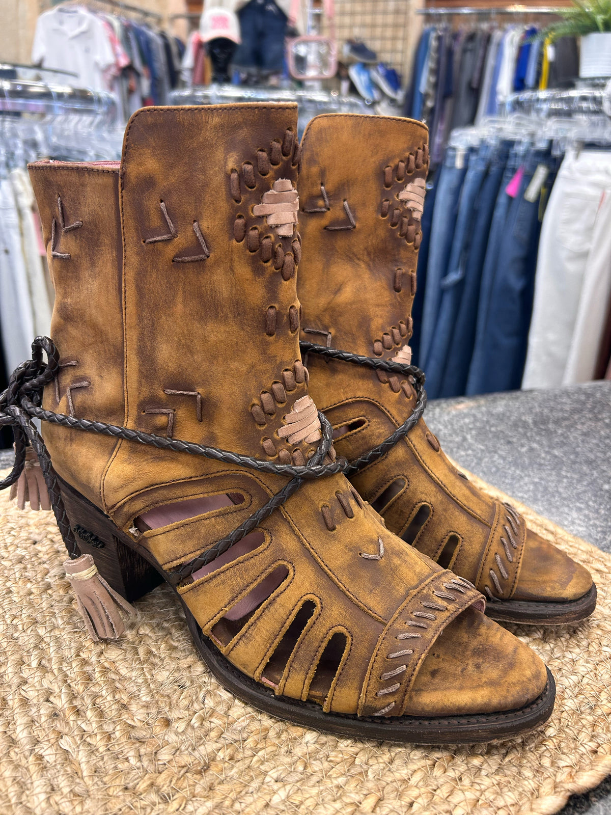 Pre-owned MISS MACIE Light brown Dark Brown Trim Size 10 Designer Bootie