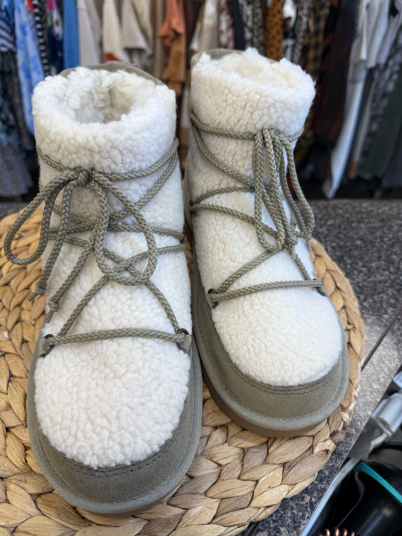 Pre-owned Koolaburra Oatmeal Gray Size 9 Designer Bootie