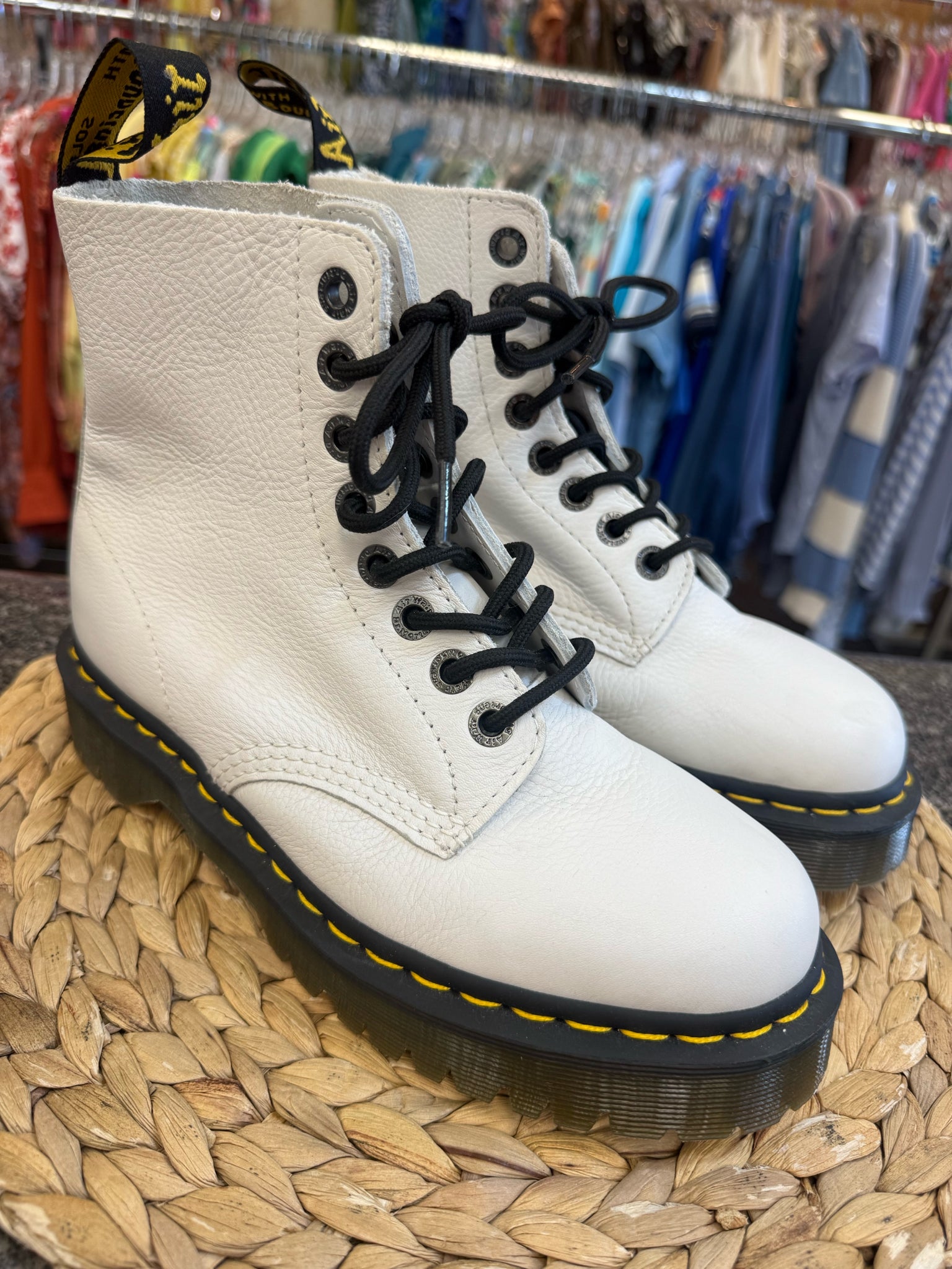 Pre-owned DR MARTENS White Black Trim Size 8 Designer Boot