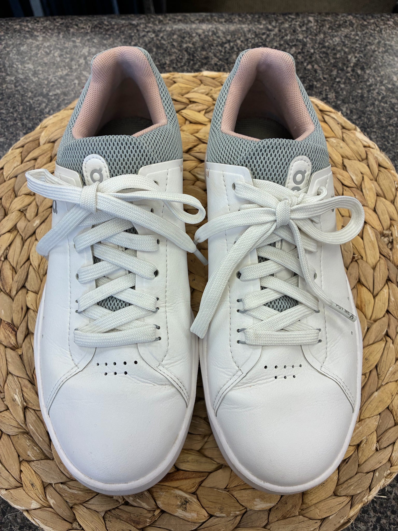 Pre-owned On Cloud White Teal trim Size 7 Designer Sneaker