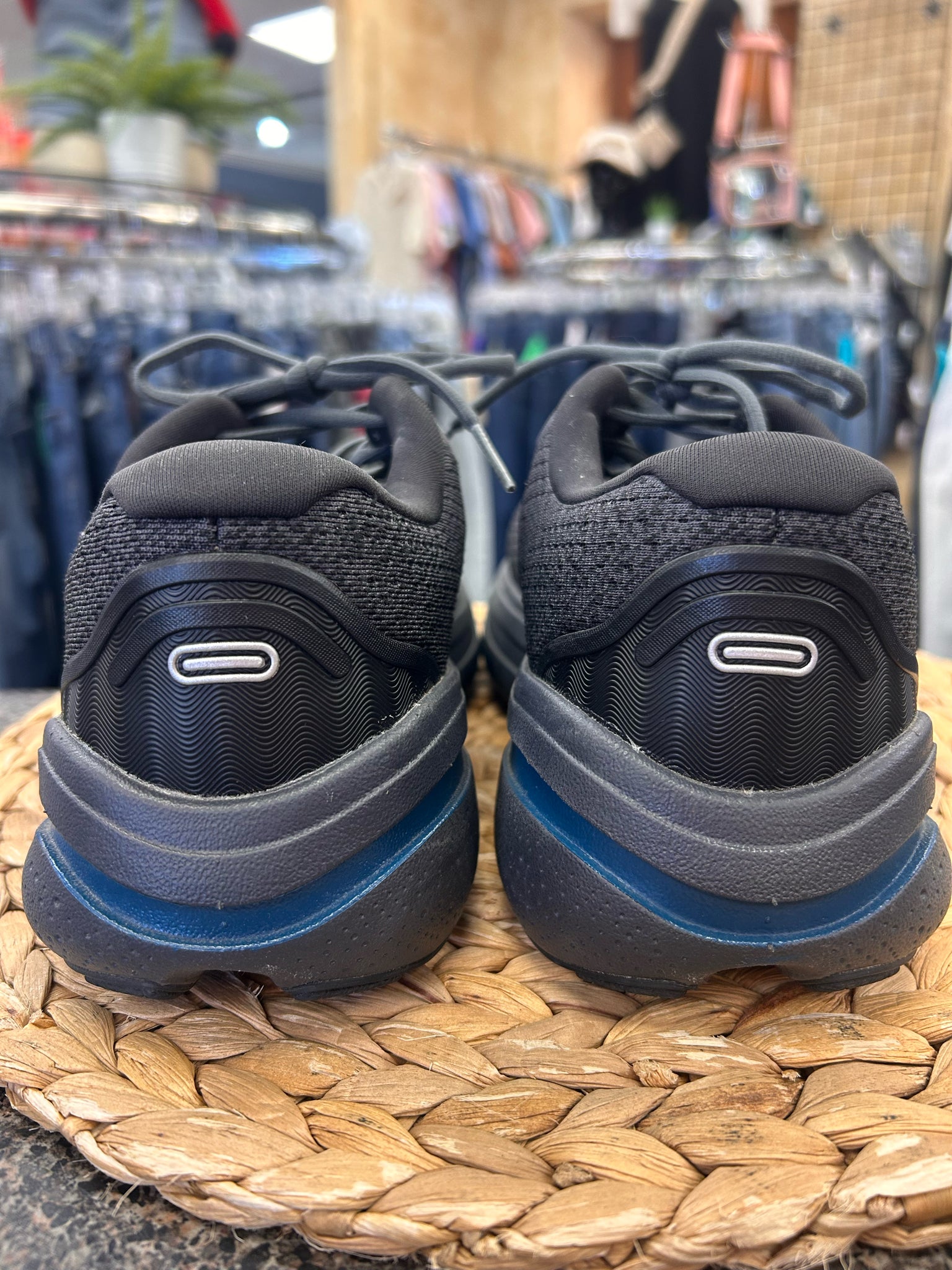 Pre-owned BROOKS Charcoal Teal trim SHOE SIZE 7.5 MENS Designer Sneaker