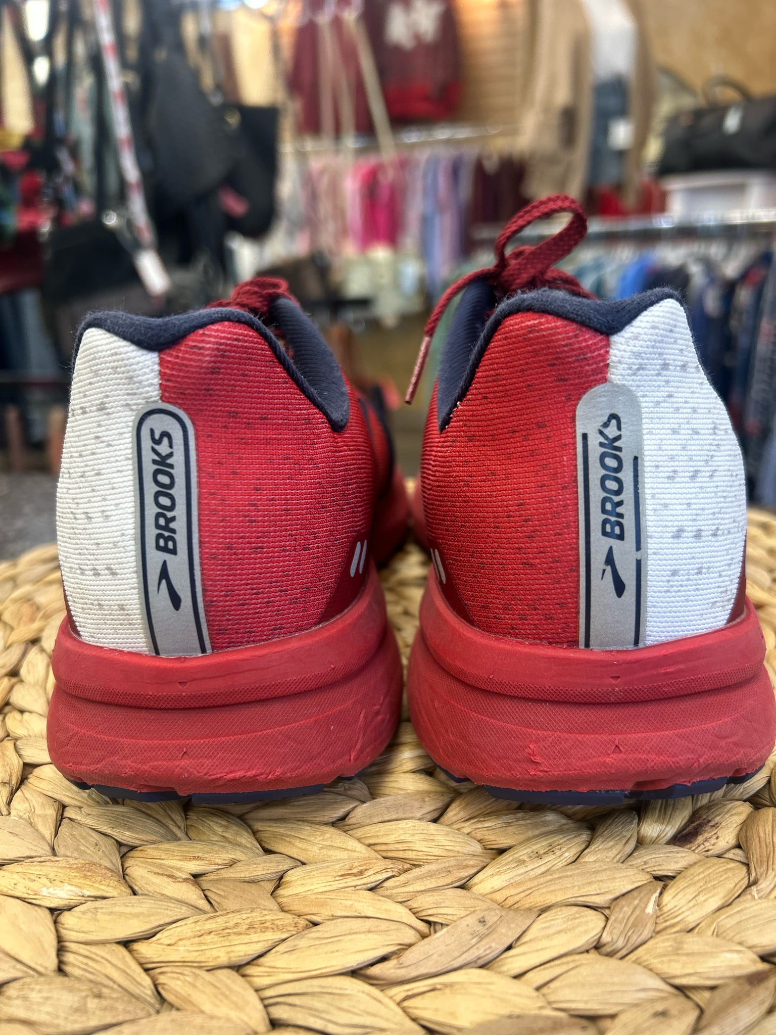 Pre-owned BROOKS White Navy Trim Size 9.5 Designer Sneaker