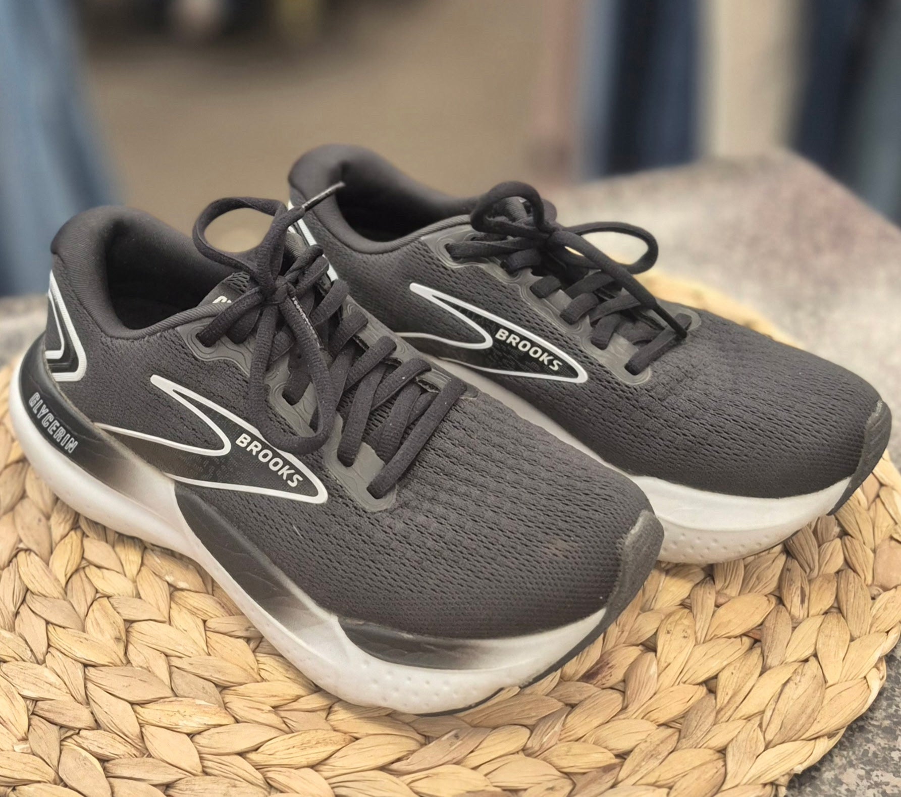 Pre-owned BROOKS Black Black Trim Size 6.5 Designer Sneaker