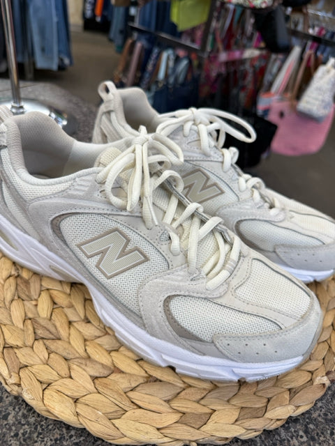 Pre-owned NEW BALANCE Cream blend Size 9 Designer Sneaker