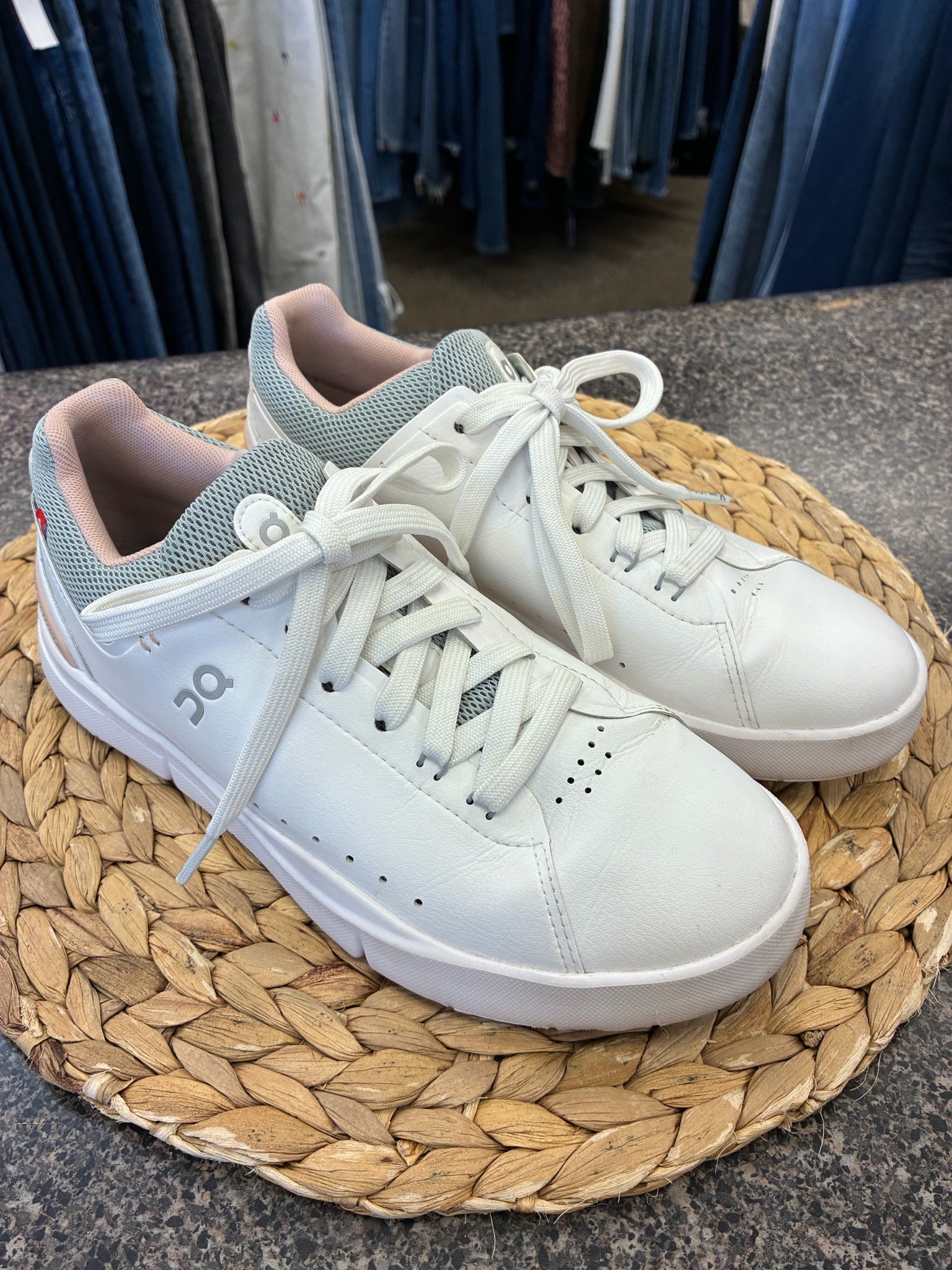 Pre-owned On Cloud White Teal trim Size 7 Designer Sneaker