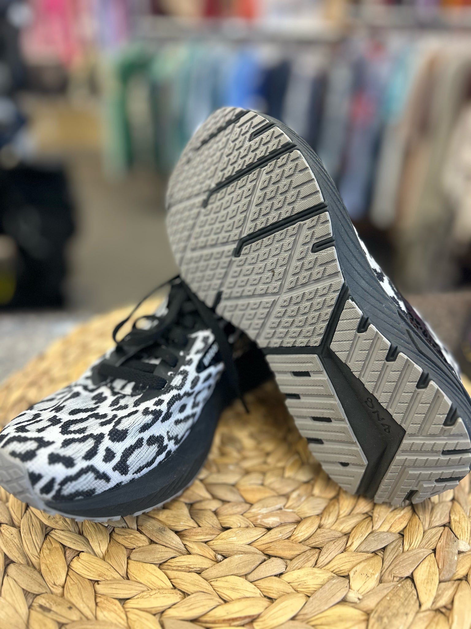 Pre-owned BROOKS White Black Animal Size 7.5 Designer Sneaker
