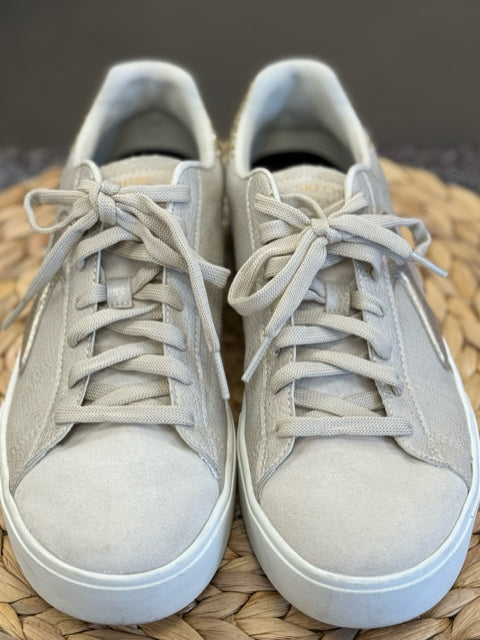 Pre-owned SKECHERS Tan Gold Trim Size 9 Designer Sneaker