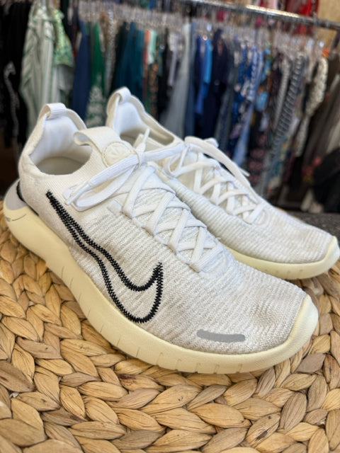 Pre-owned NIKE White Black Trim Size 8.5 Designer Sneaker