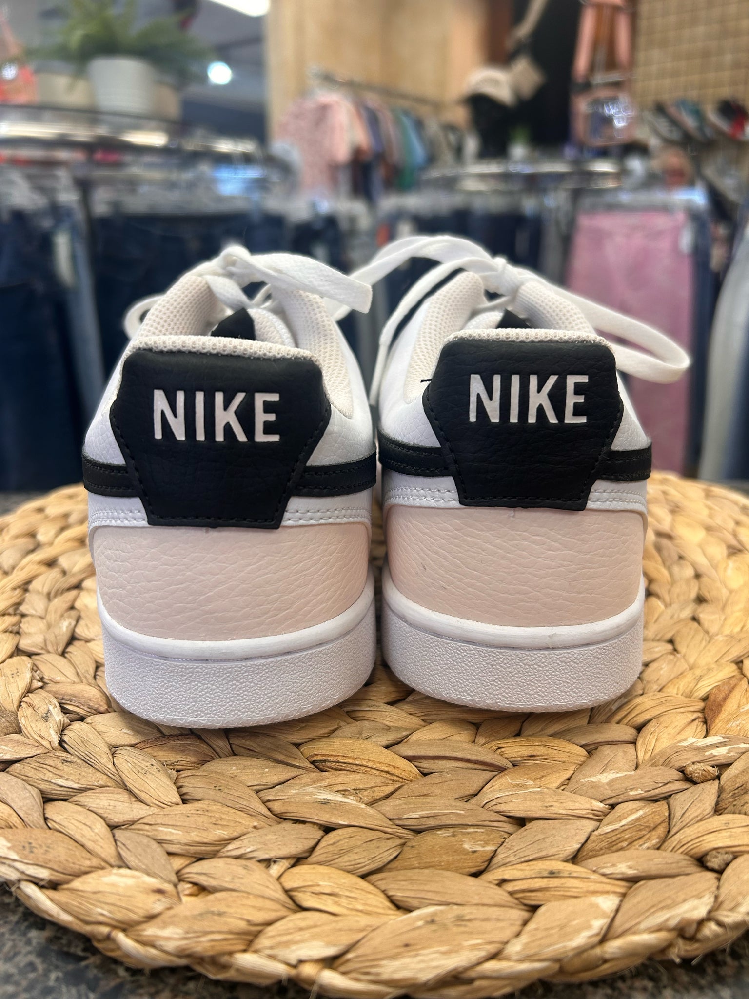 Pre-owned NIKE White Peach Trim Size 9.5 Designer Sneaker