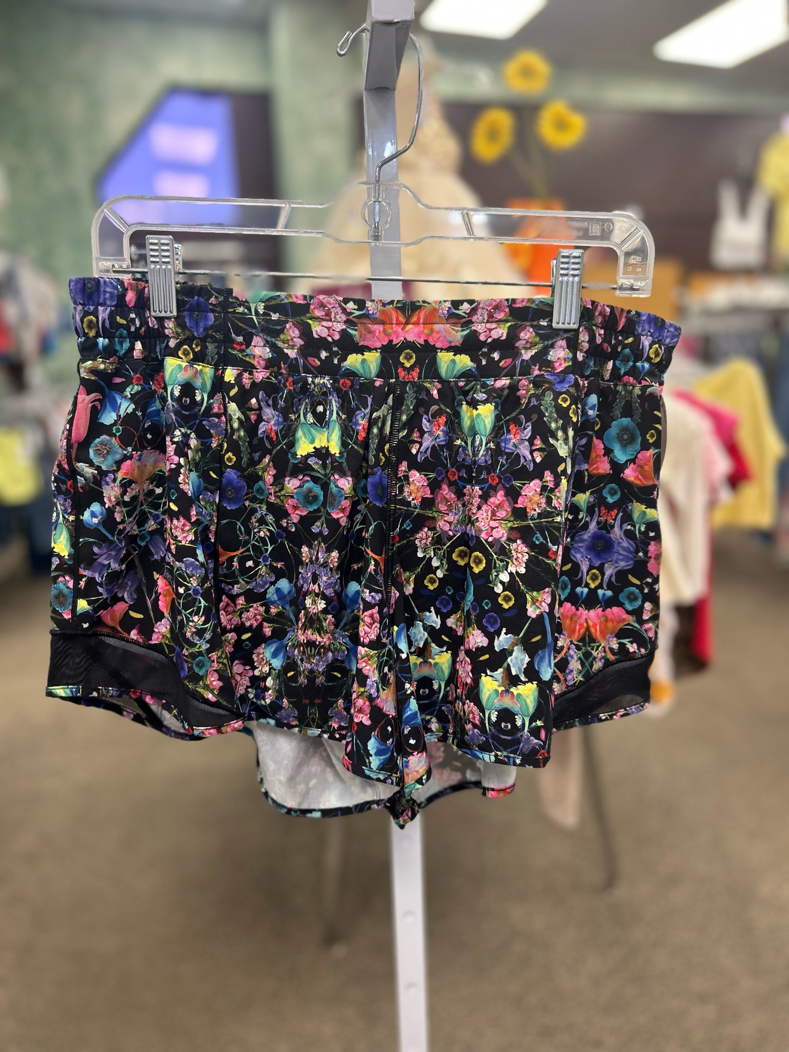 Pre-owned Lululemon Black Multi Floral Size: 14 Designer Shorts